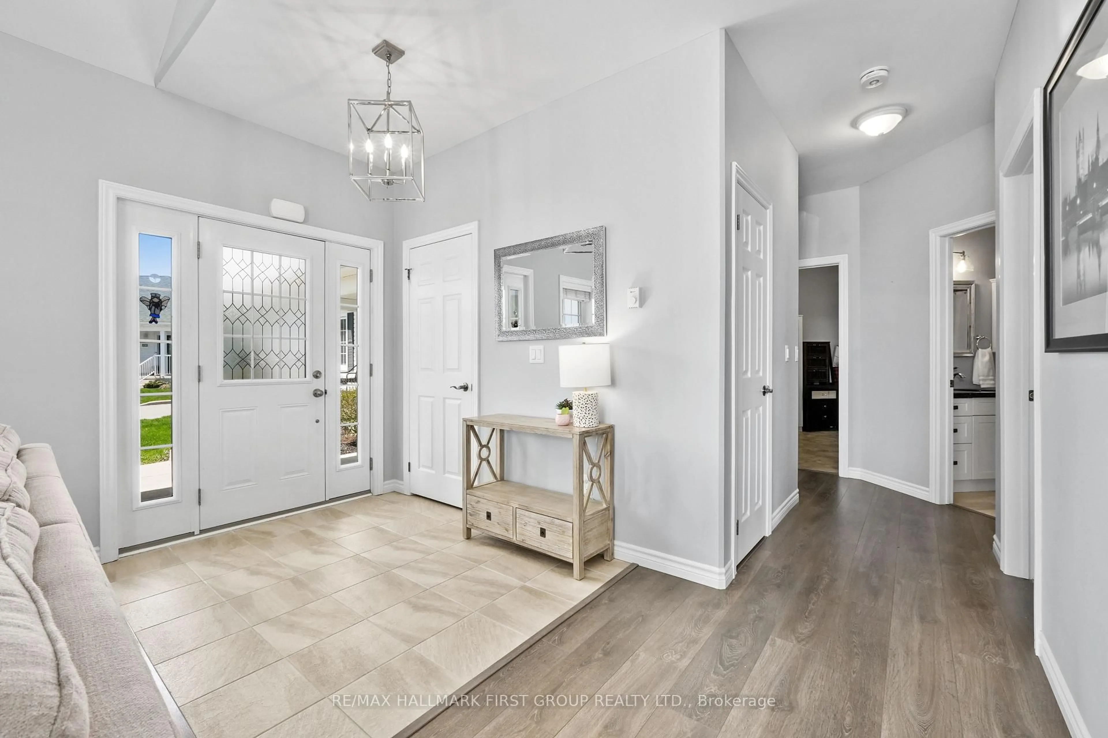 Indoor entryway for 300 Croft St #2201, Port Hope Ontario L1A 0E1