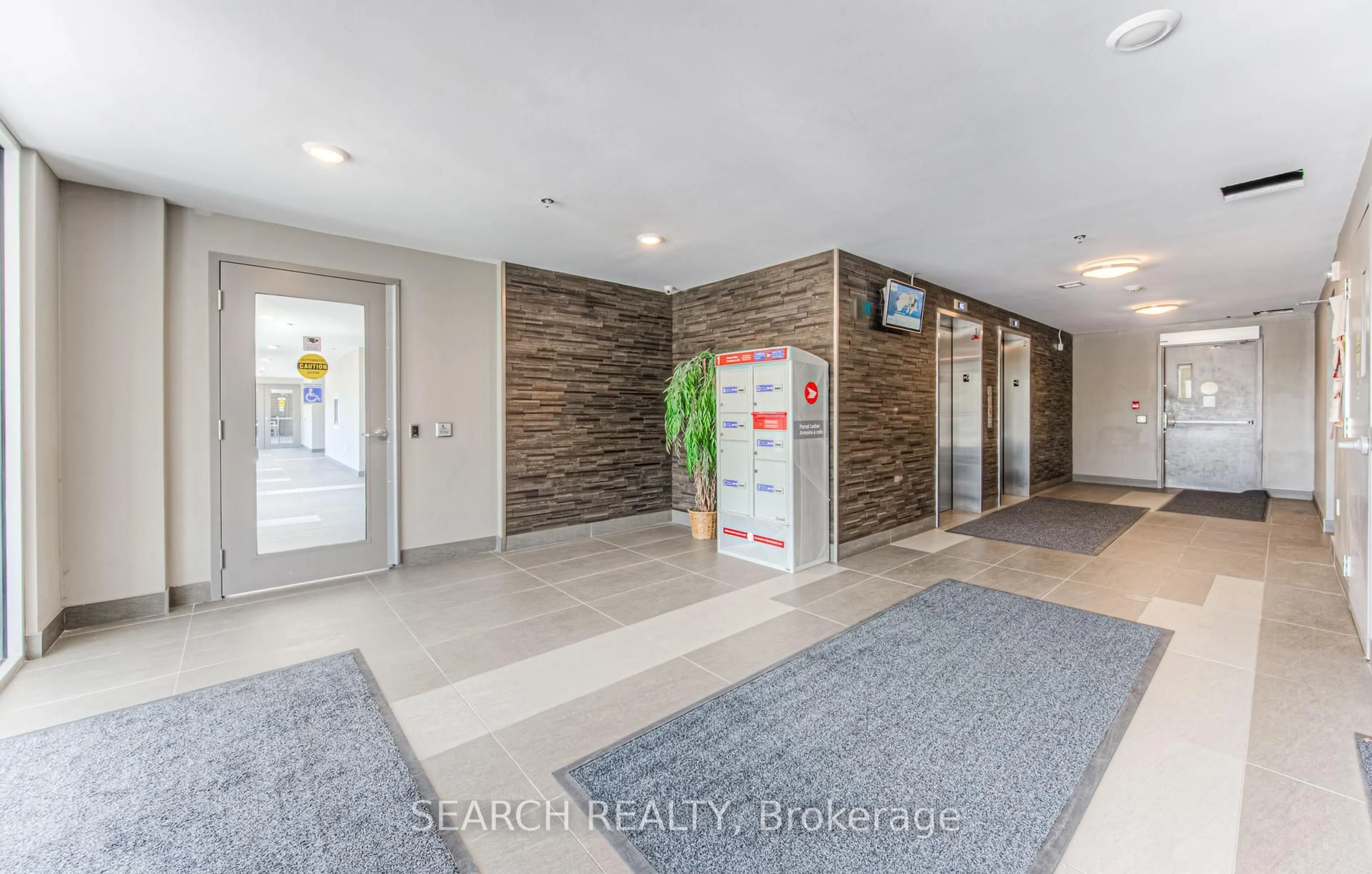 Indoor foyer for 251 Hemlock St #523, Waterloo Ontario N2L 0H2