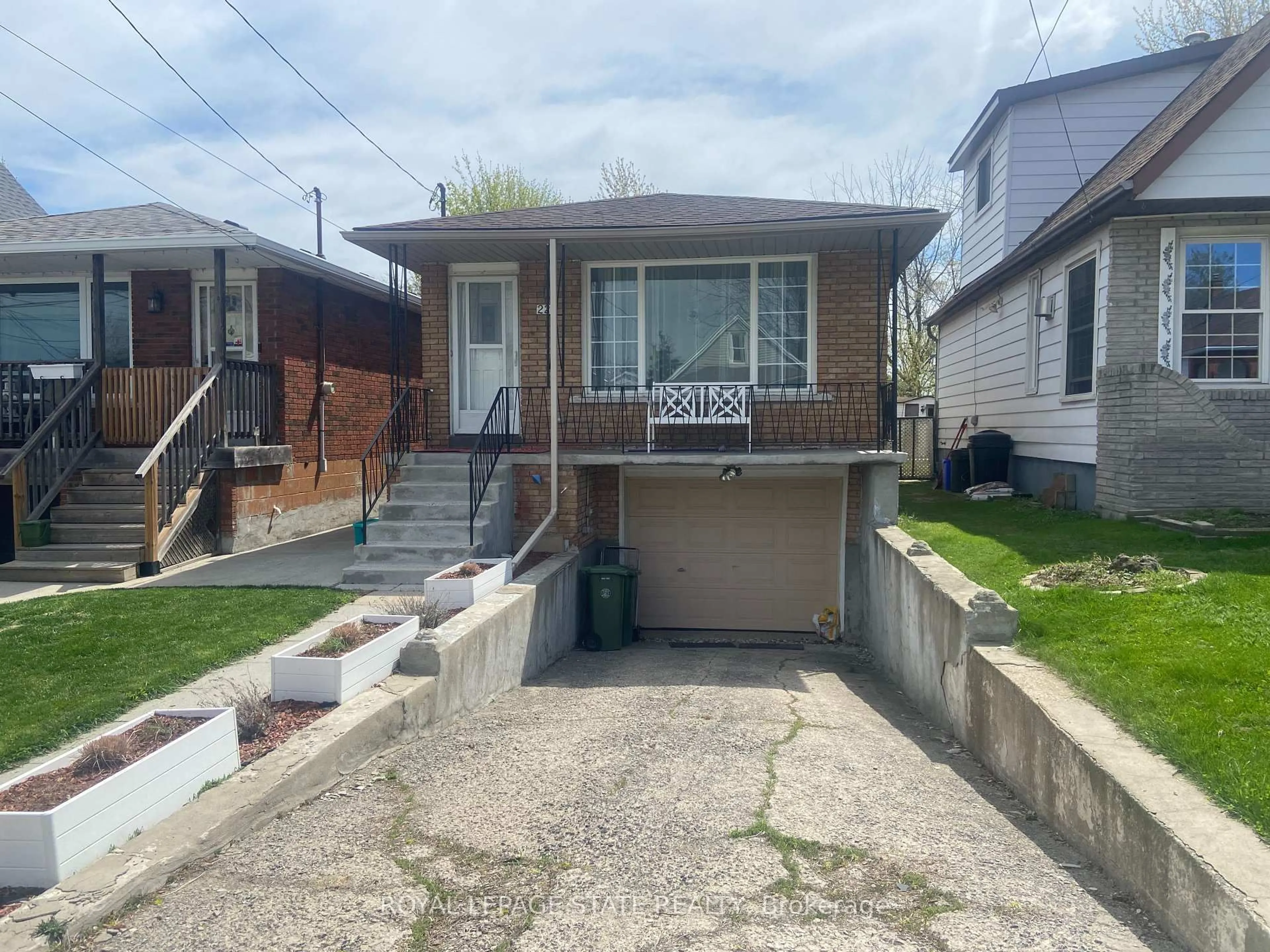 Unknown for 221 East 24th St, Hamilton Ontario L8V 2Y5