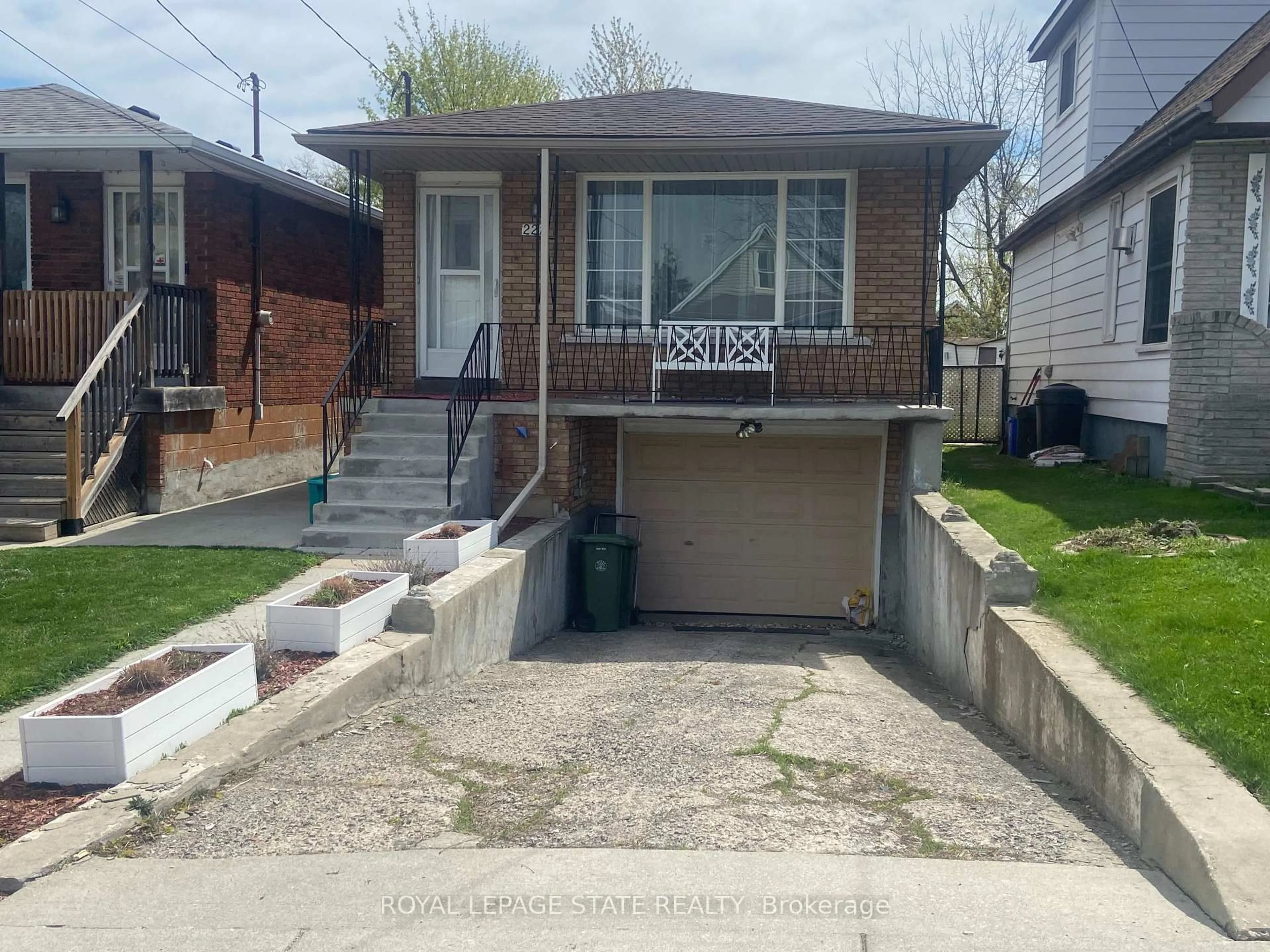 Unknown for 221 East 24th St, Hamilton Ontario L8V 2Y5