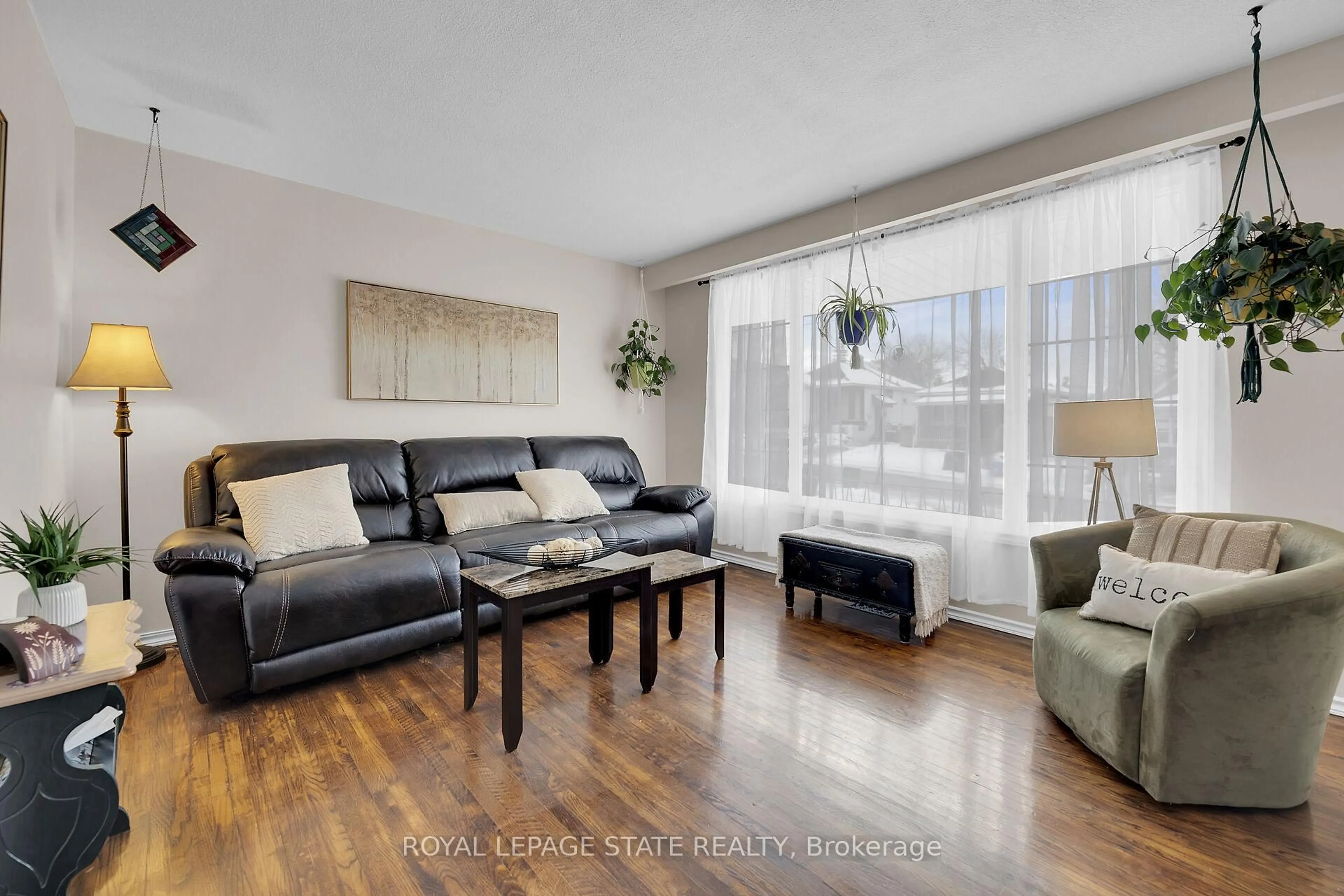 Living room with furniture, wood/laminate floor for 221 East 24th St, Hamilton Ontario L8V 2Y5