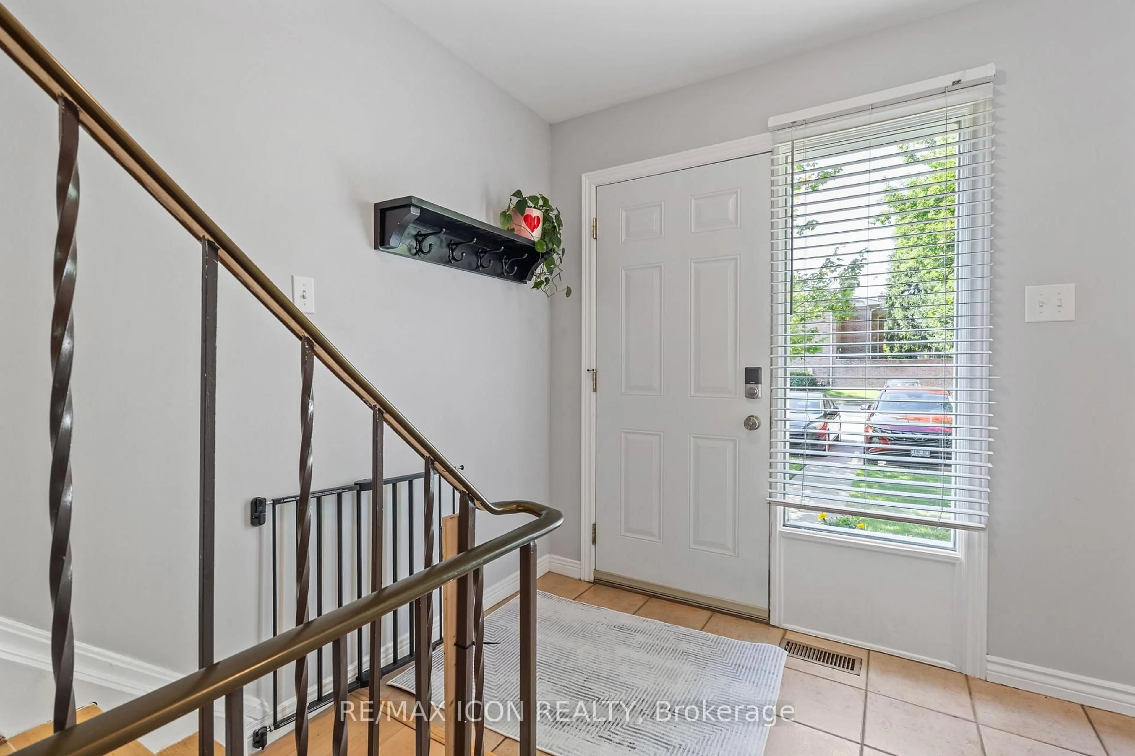 Indoor entryway for 1385 Commissioners Rd #64, London South Ontario N6K 1E2