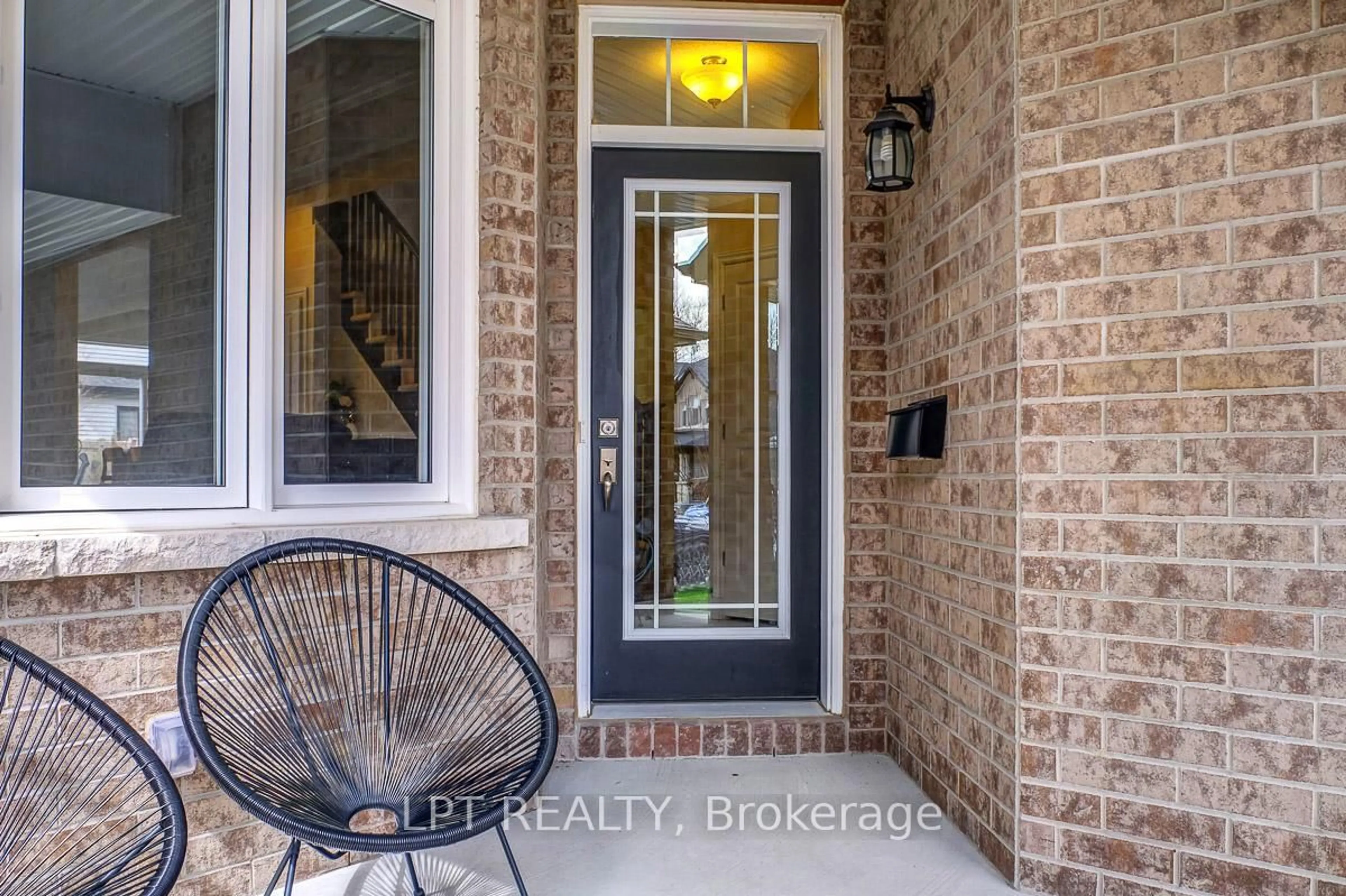 Indoor entryway for 214 Shinleaf Cres, Ottawa Ontario K1W 0J2