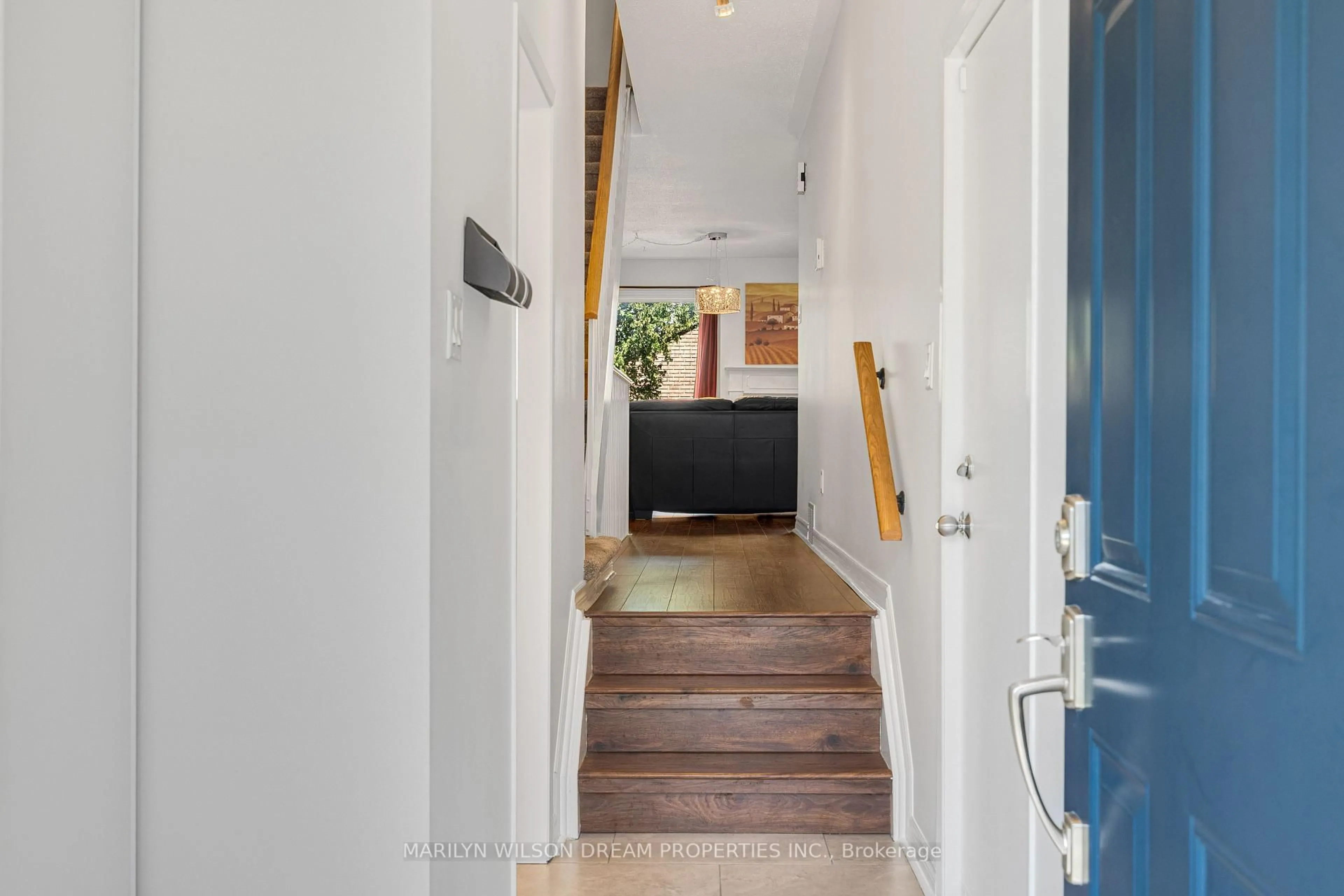 Indoor foyer for 118 Halley St, Barrhaven Ontario K2J 3R9
