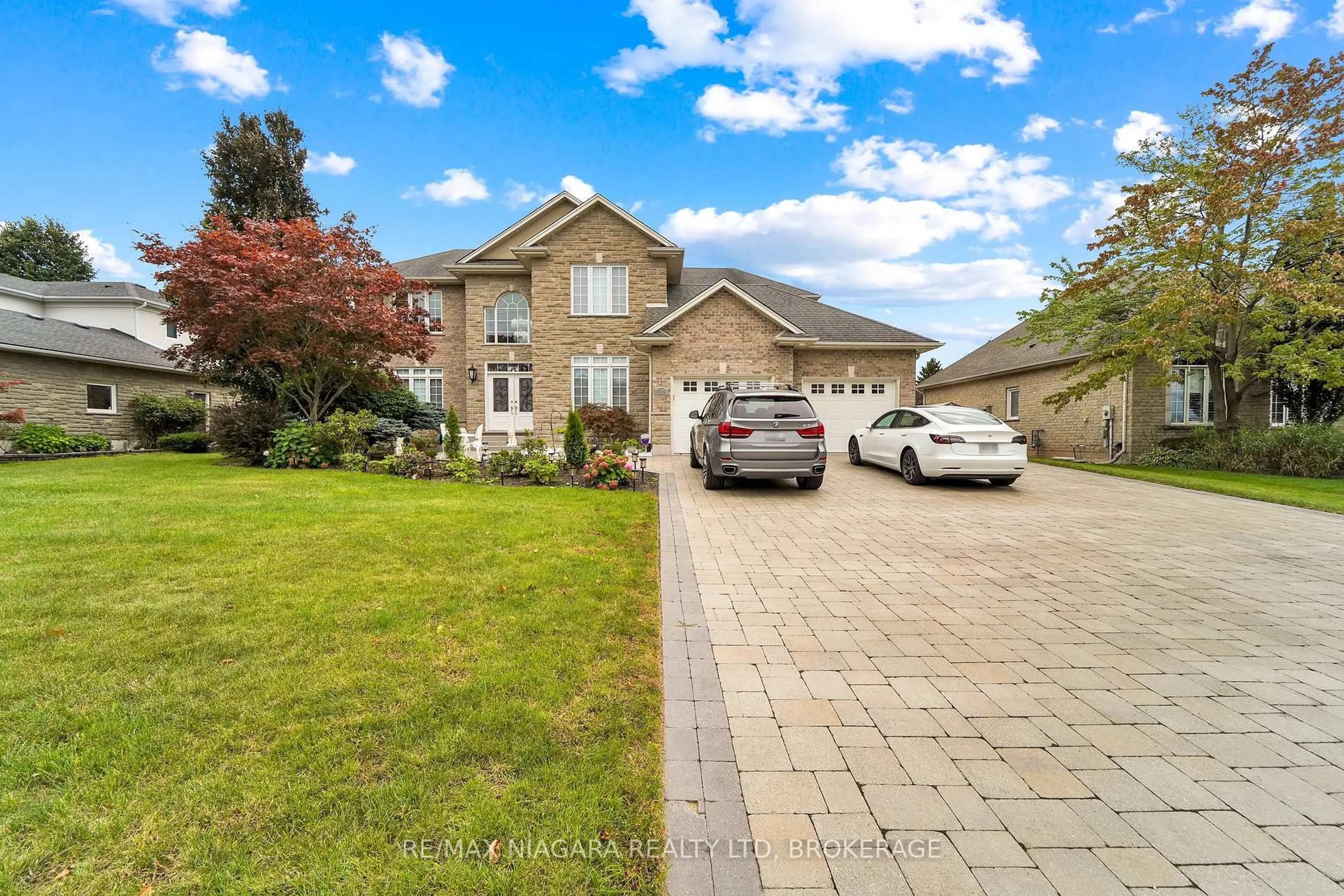 A pic from outside/outdoor area/front of a property/back of a property/a pic from drone, street for 8018 CATHEDRAL Dr, Niagara Falls Ontario L2H 2Z2