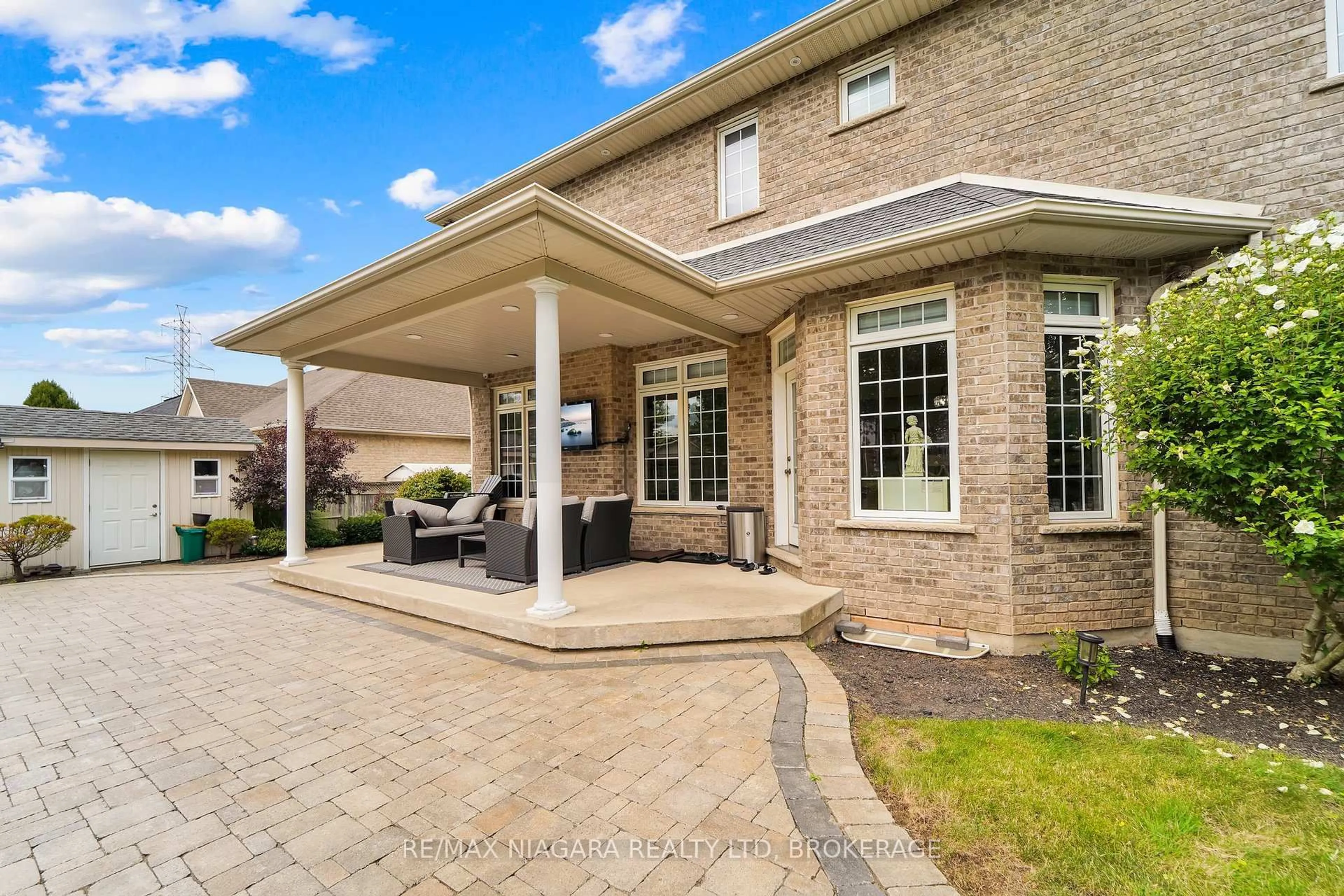 Patio, street for 8018 CATHEDRAL Dr, Niagara Falls Ontario L2H 2Z2