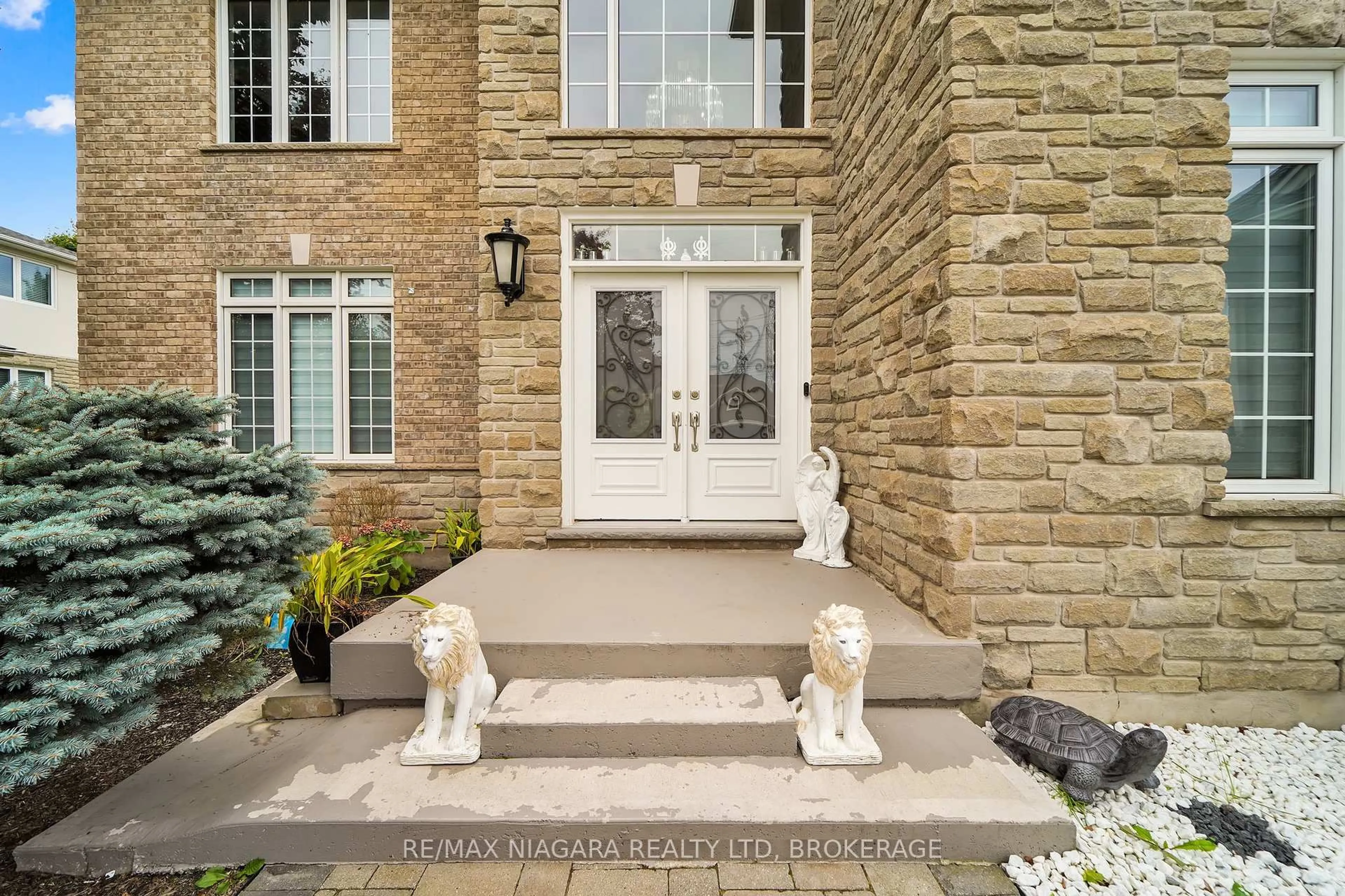 Indoor entryway for 8018 CATHEDRAL Dr, Niagara Falls Ontario L2H 2Z2
