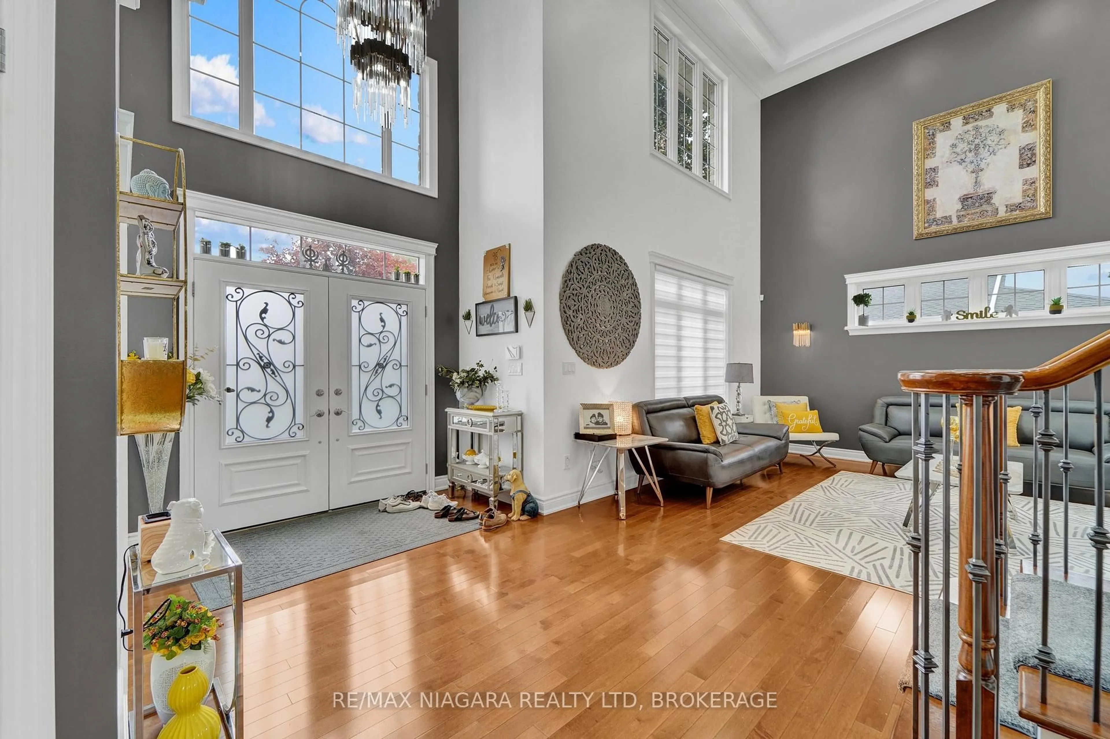 Indoor entryway for 8018 CATHEDRAL Dr, Niagara Falls Ontario L2H 2Z2