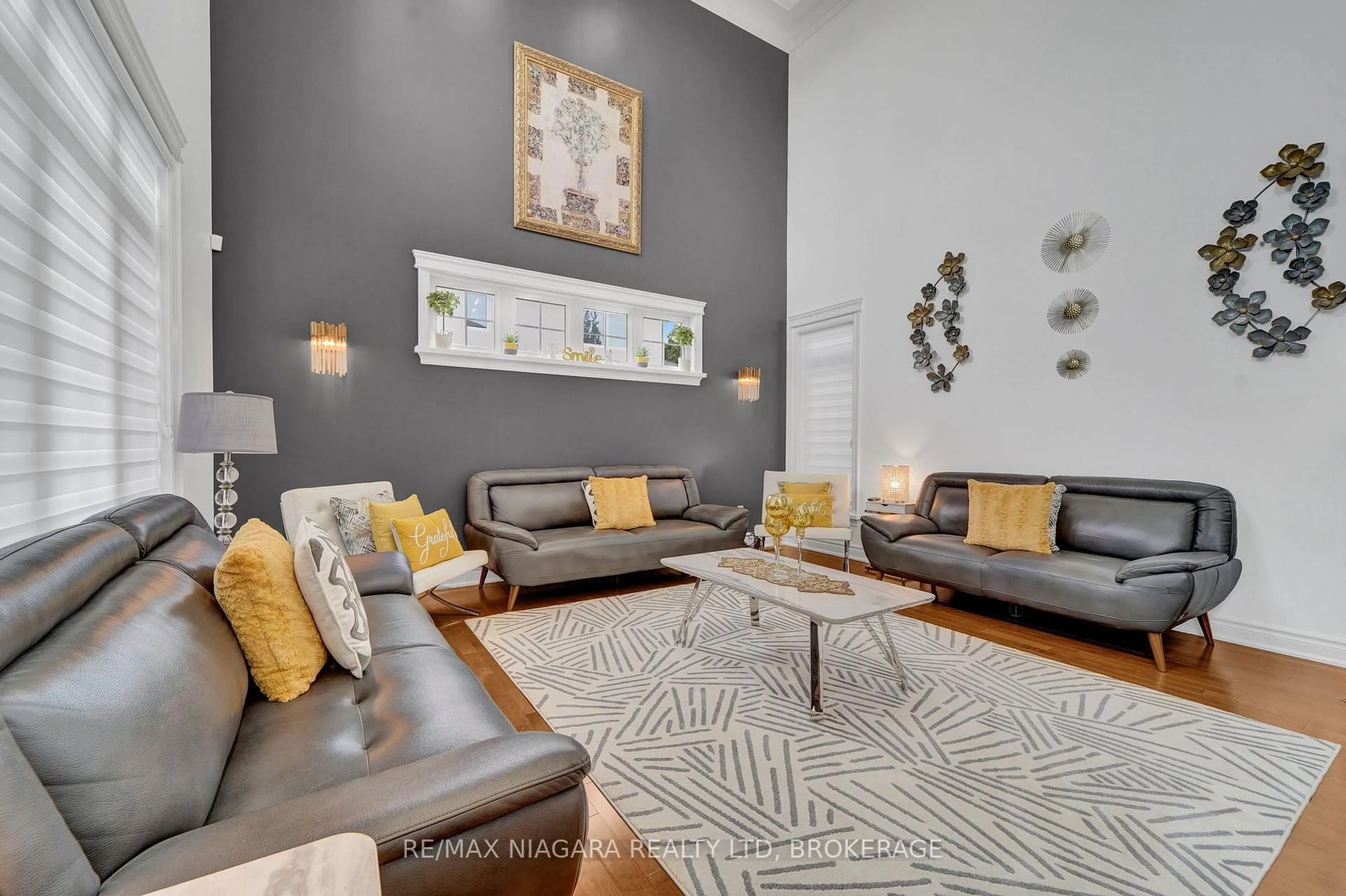 Living room with furniture, unknown for 8018 CATHEDRAL Dr, Niagara Falls Ontario L2H 2Z2