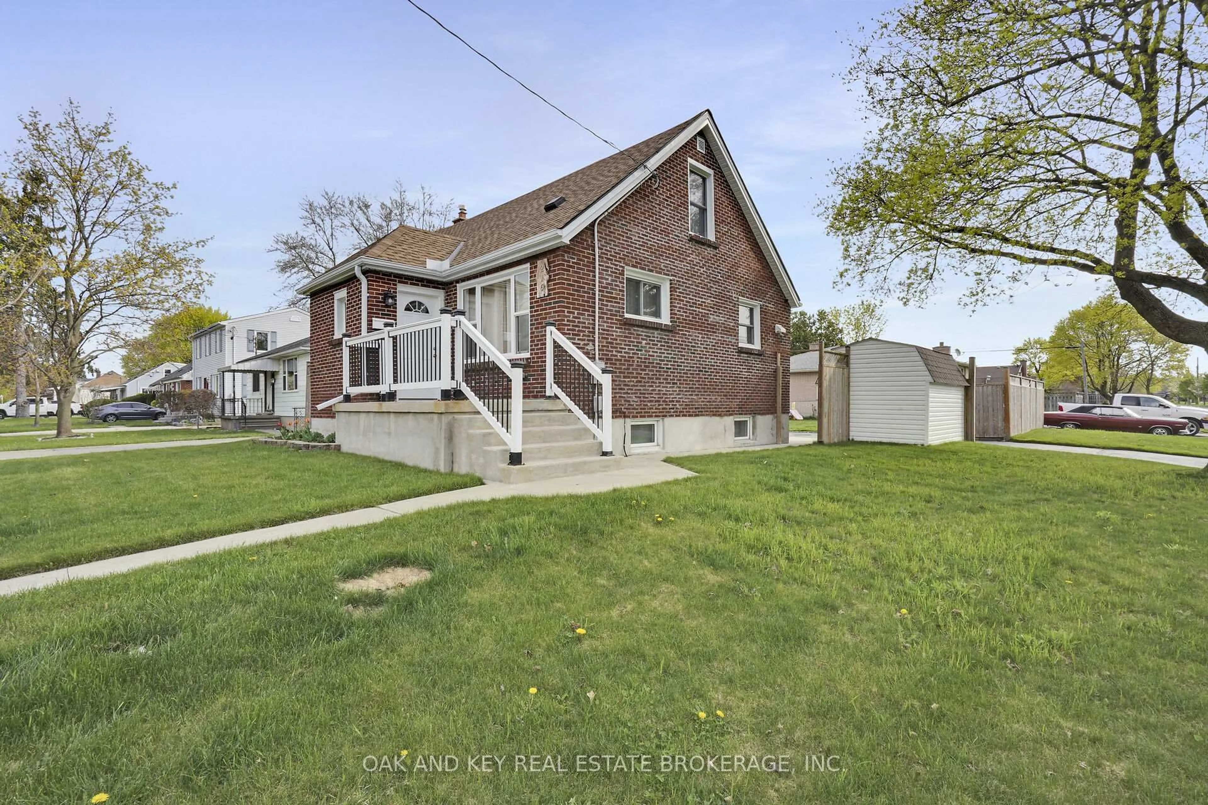 A pic from outside/outdoor area/front of a property/back of a property/a pic from drone, street for 216 Vancouver St, London East Ontario N5W 4R8