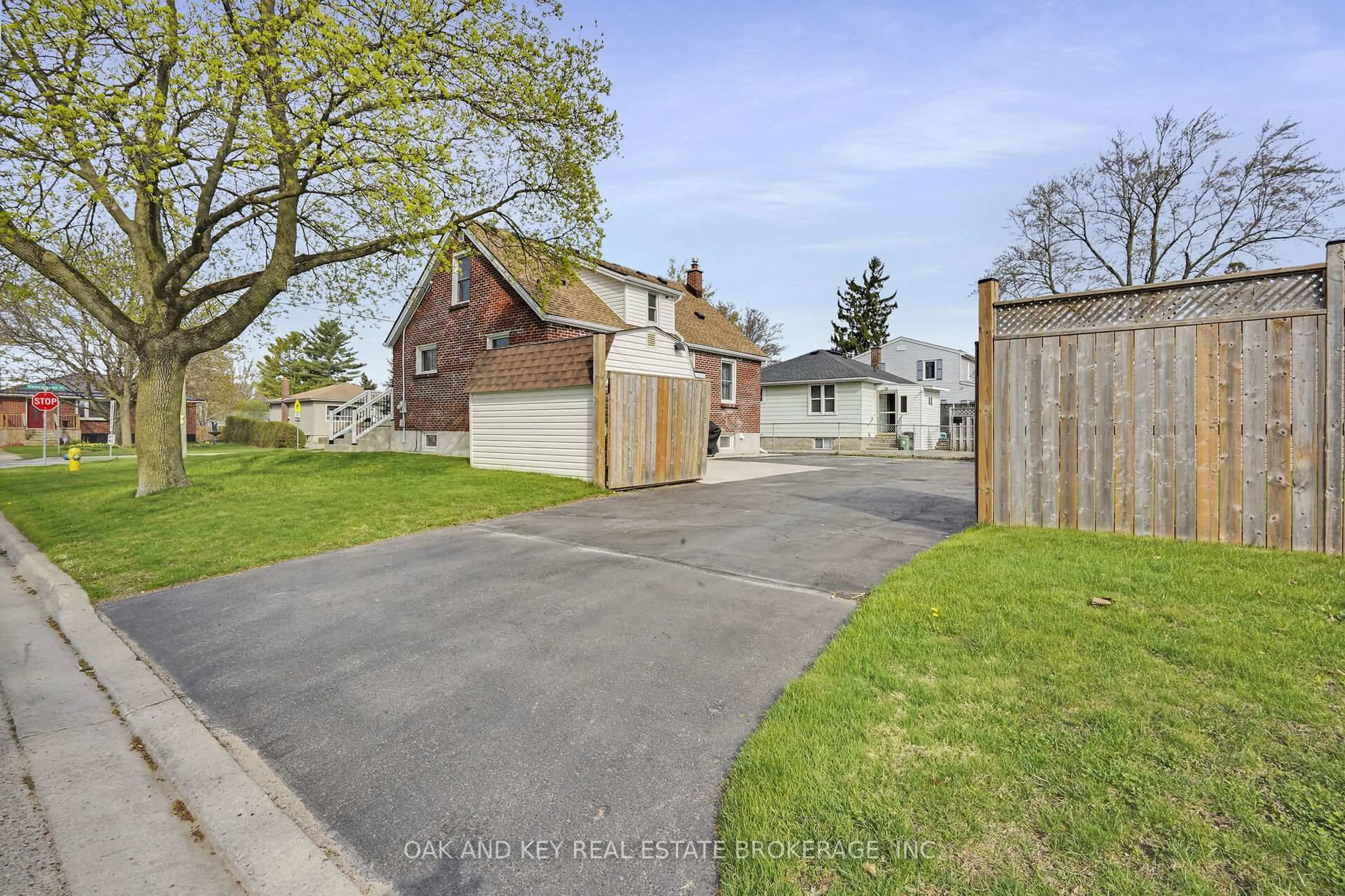 A pic from outside/outdoor area/front of a property/back of a property/a pic from drone, street for 216 Vancouver St, London East Ontario N5W 4R8