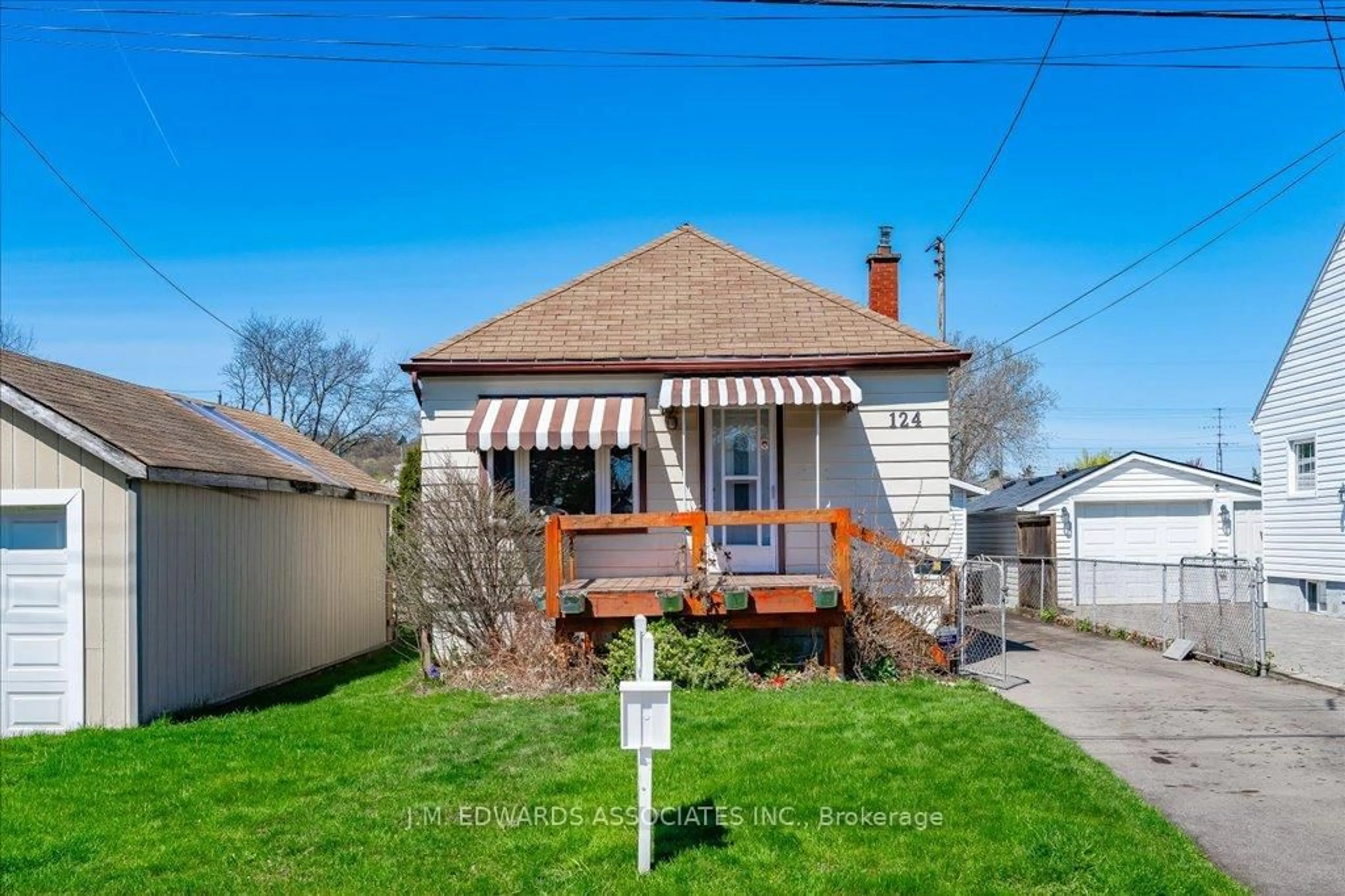Patio, street for 124 Charlotte St, Hamilton Ontario L8K 4V2