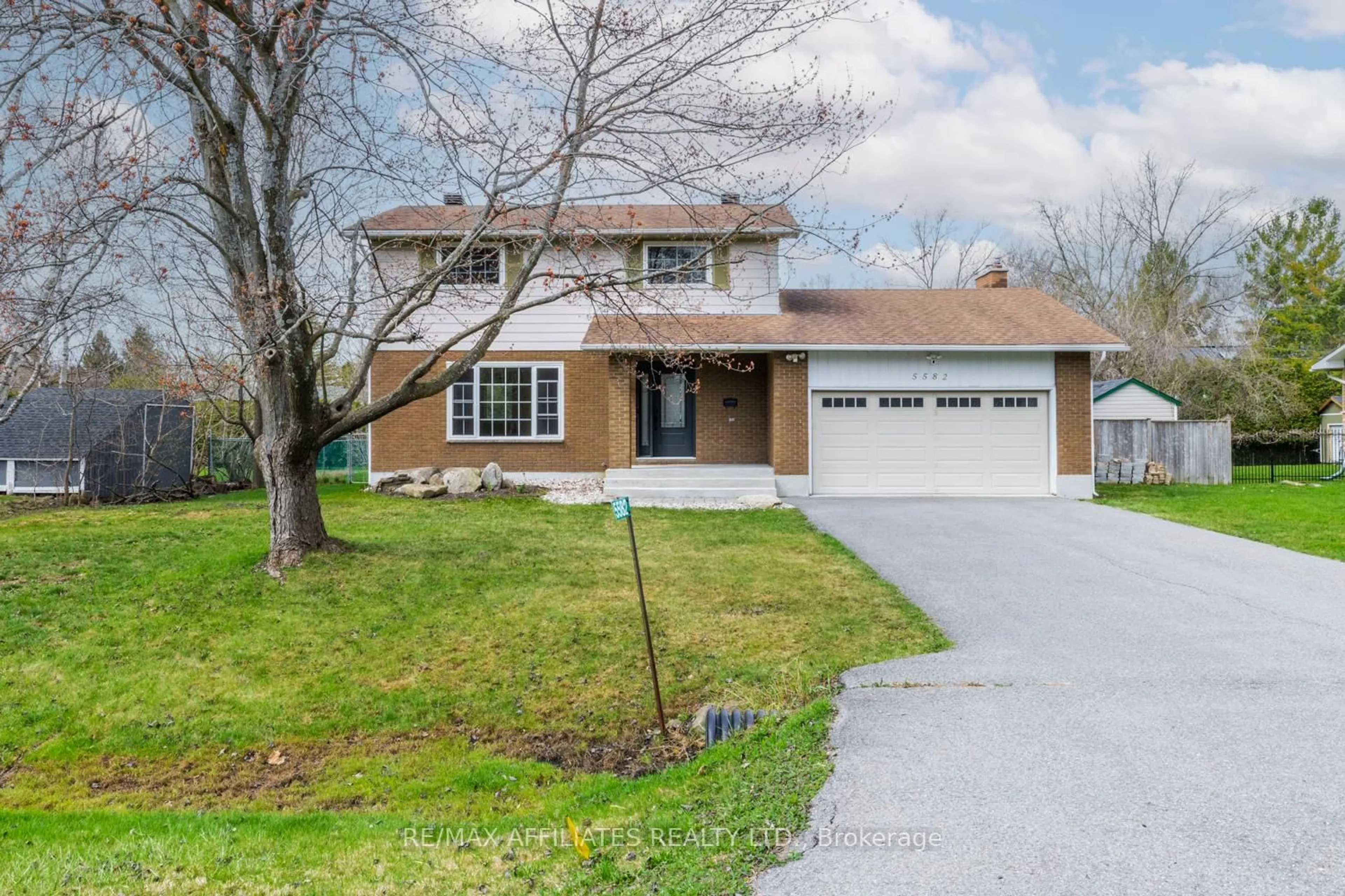 Home with vinyl exterior material, street for 5582 Van Vliet Rd, Manotick Ontario K4M 1J4