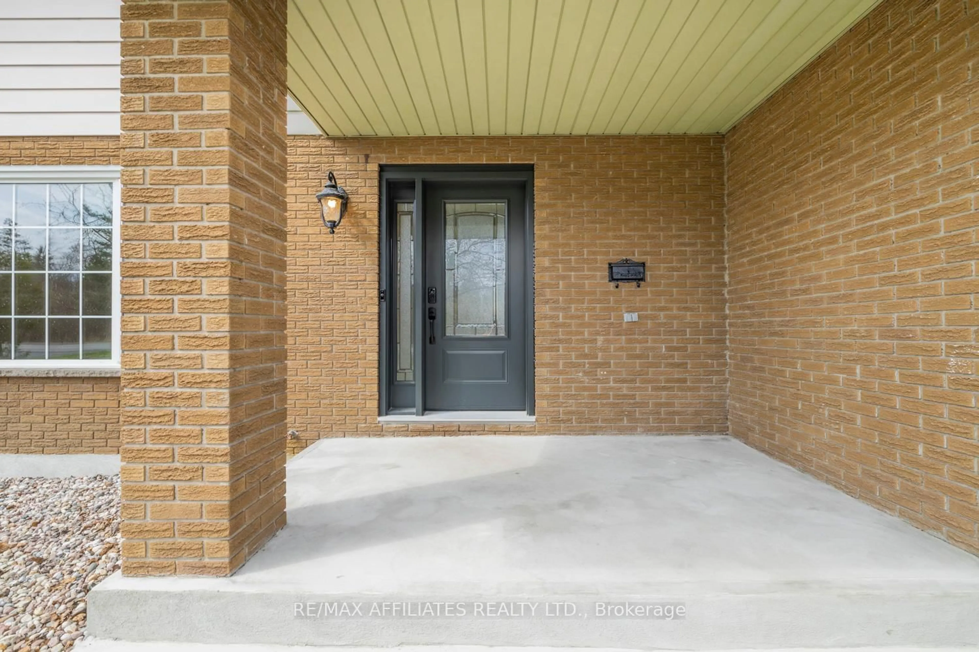 Indoor entryway for 5582 Van Vliet Rd, Manotick Ontario K4M 1J4