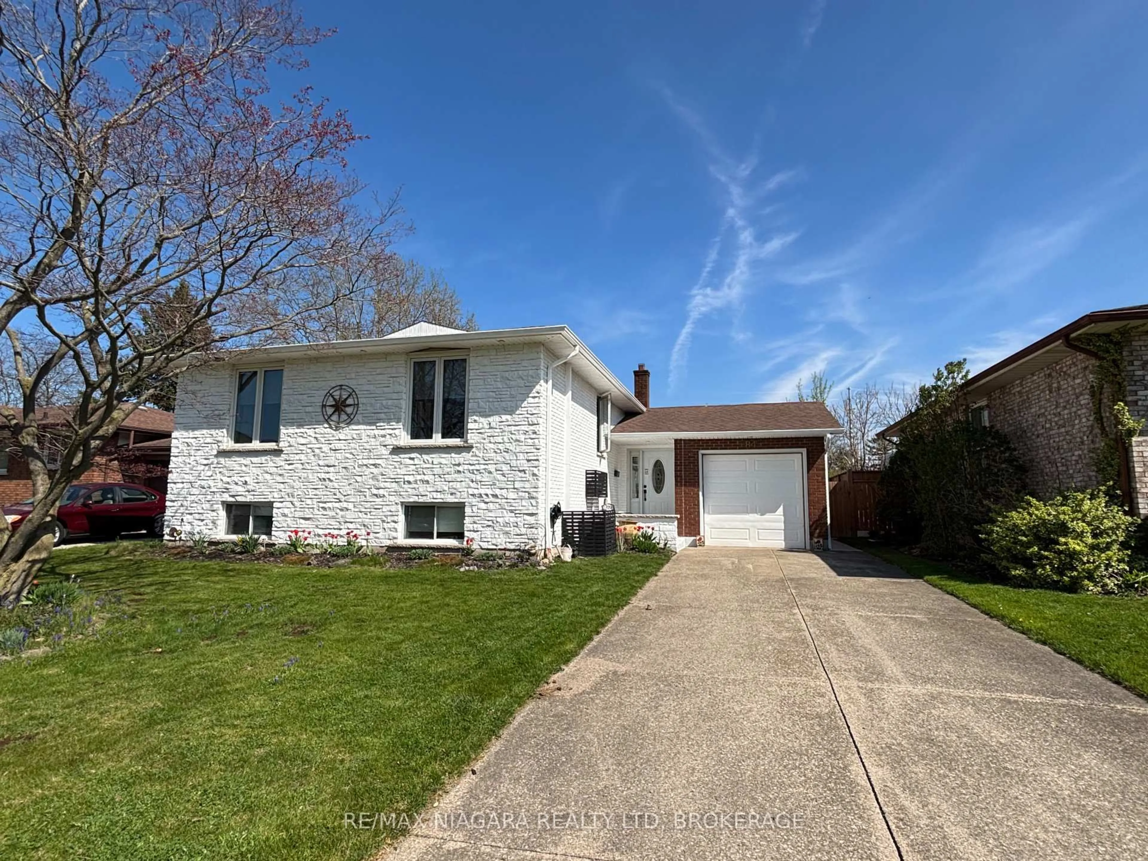 Home with vinyl exterior material, street for 84 Ziraldo Rd, St. Catharines Ontario L2N 6T1