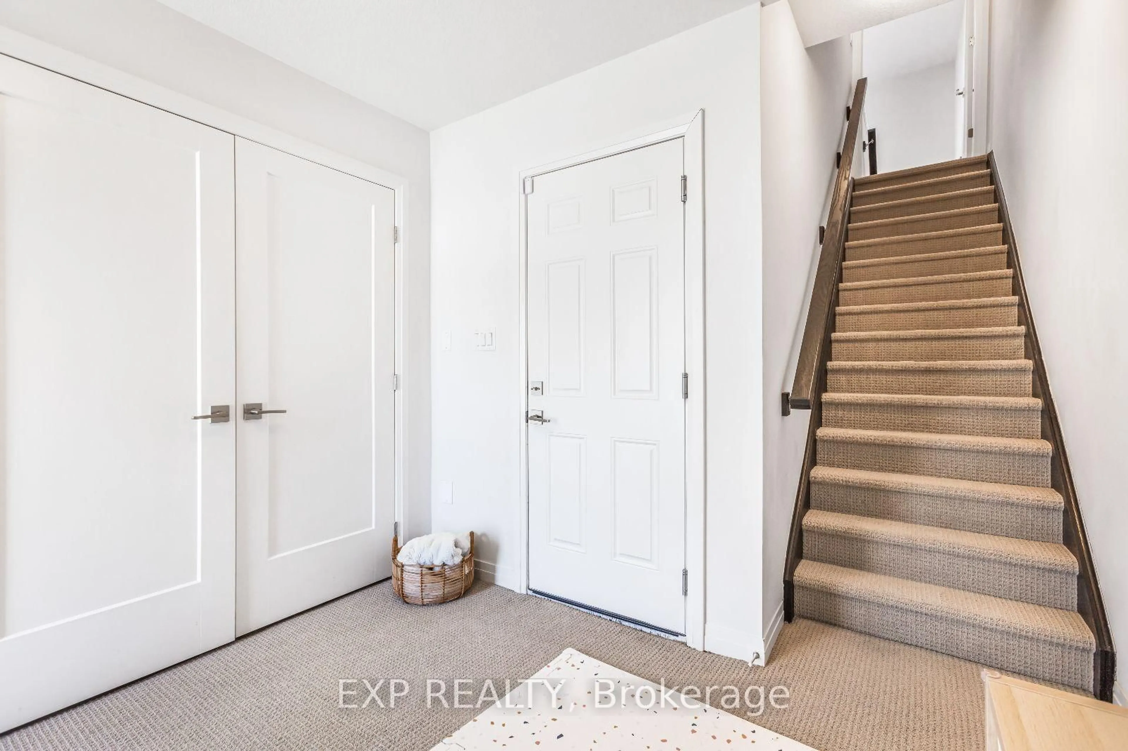Indoor entryway for 9 Pringle Lane, Hamilton Ontario L9G 0H2