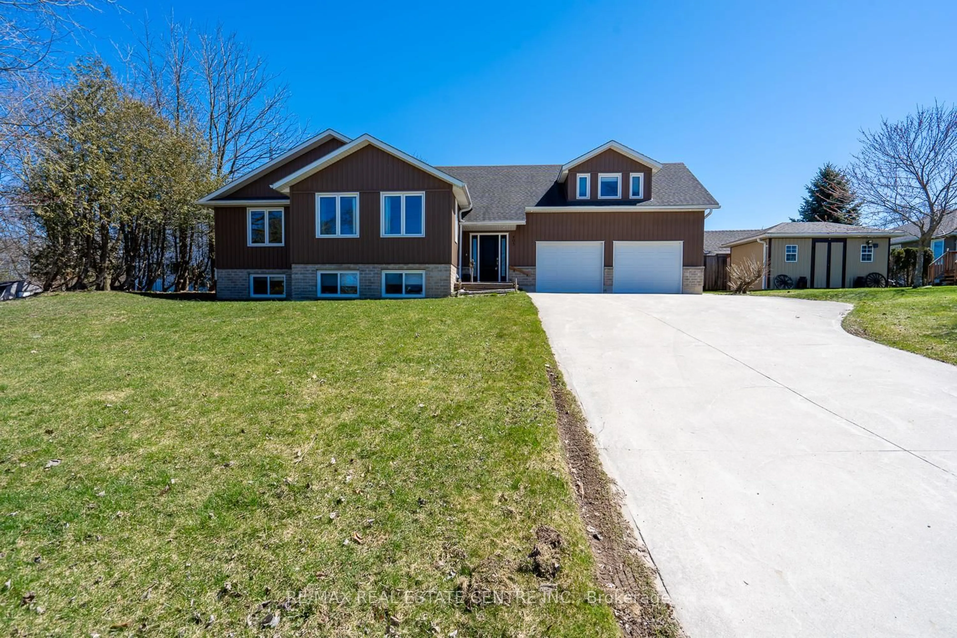 Home with vinyl exterior material, street for 405 Minnie St, North Huron Ontario N0G 2W0