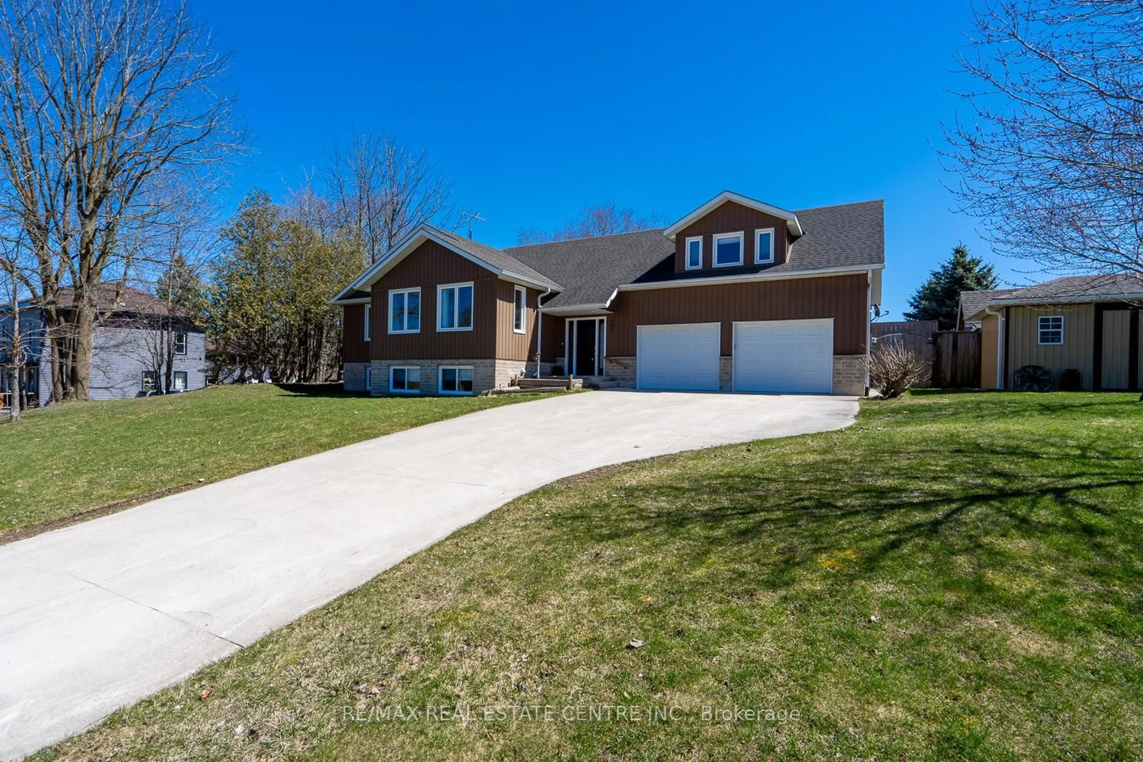 Home with vinyl exterior material, street for 405 Minnie St, North Huron Ontario N0G 2W0