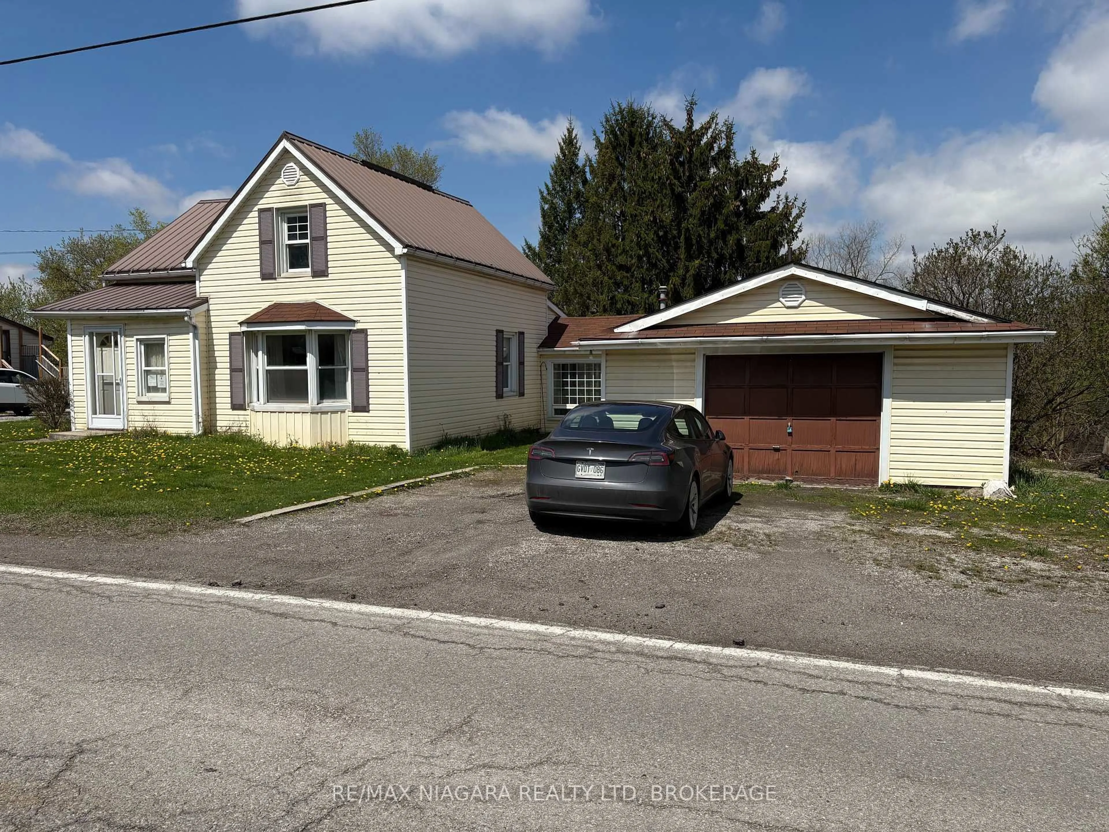 A pic from outside/outdoor area/front of a property/back of a property/a pic from drone, street for 5065 Canborough Rd, West Lincoln Ontario L0R 2J0