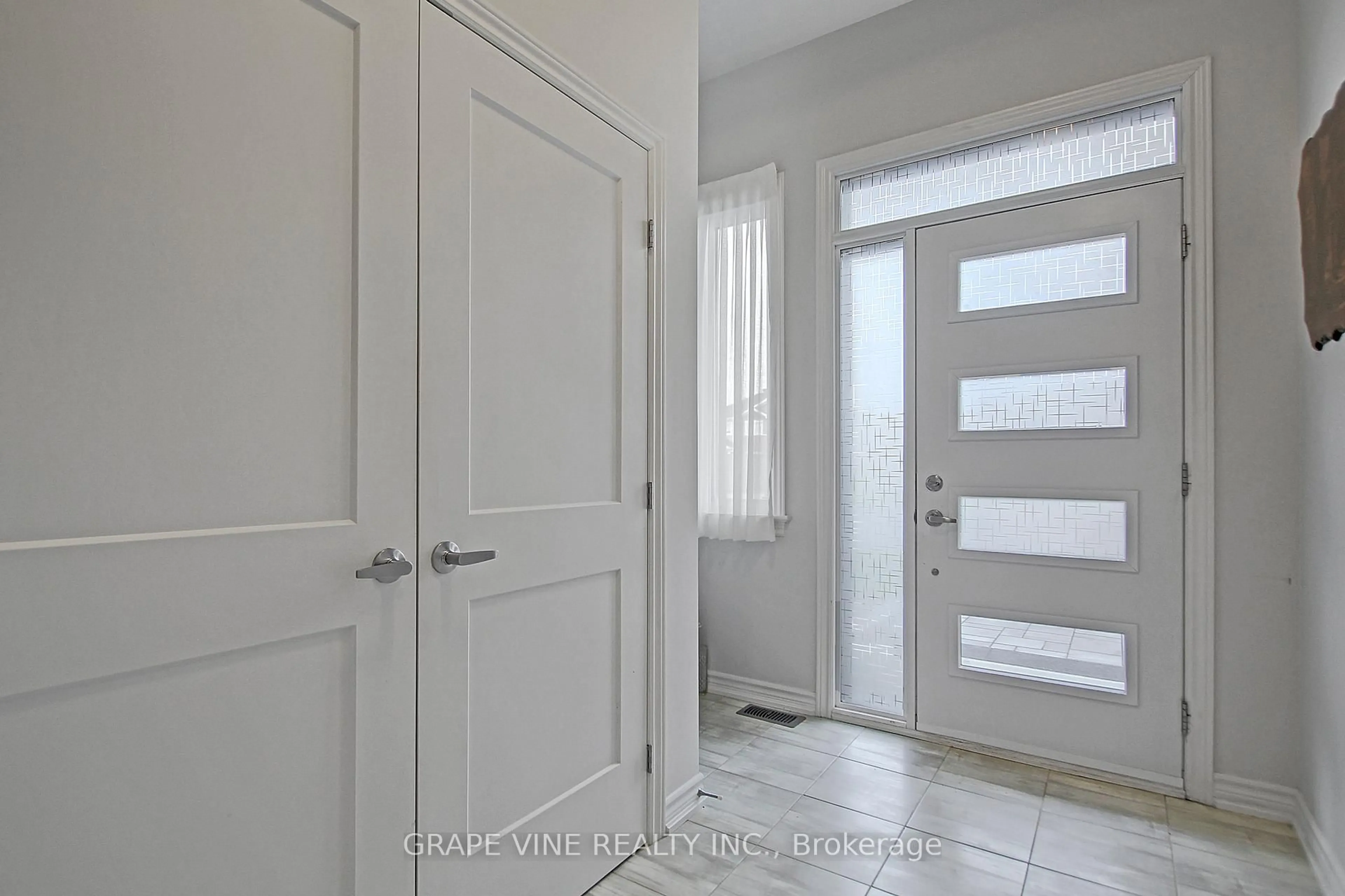 Indoor entryway for 4836 ABBOTT St, Ottawa Ontario K2V 0L4