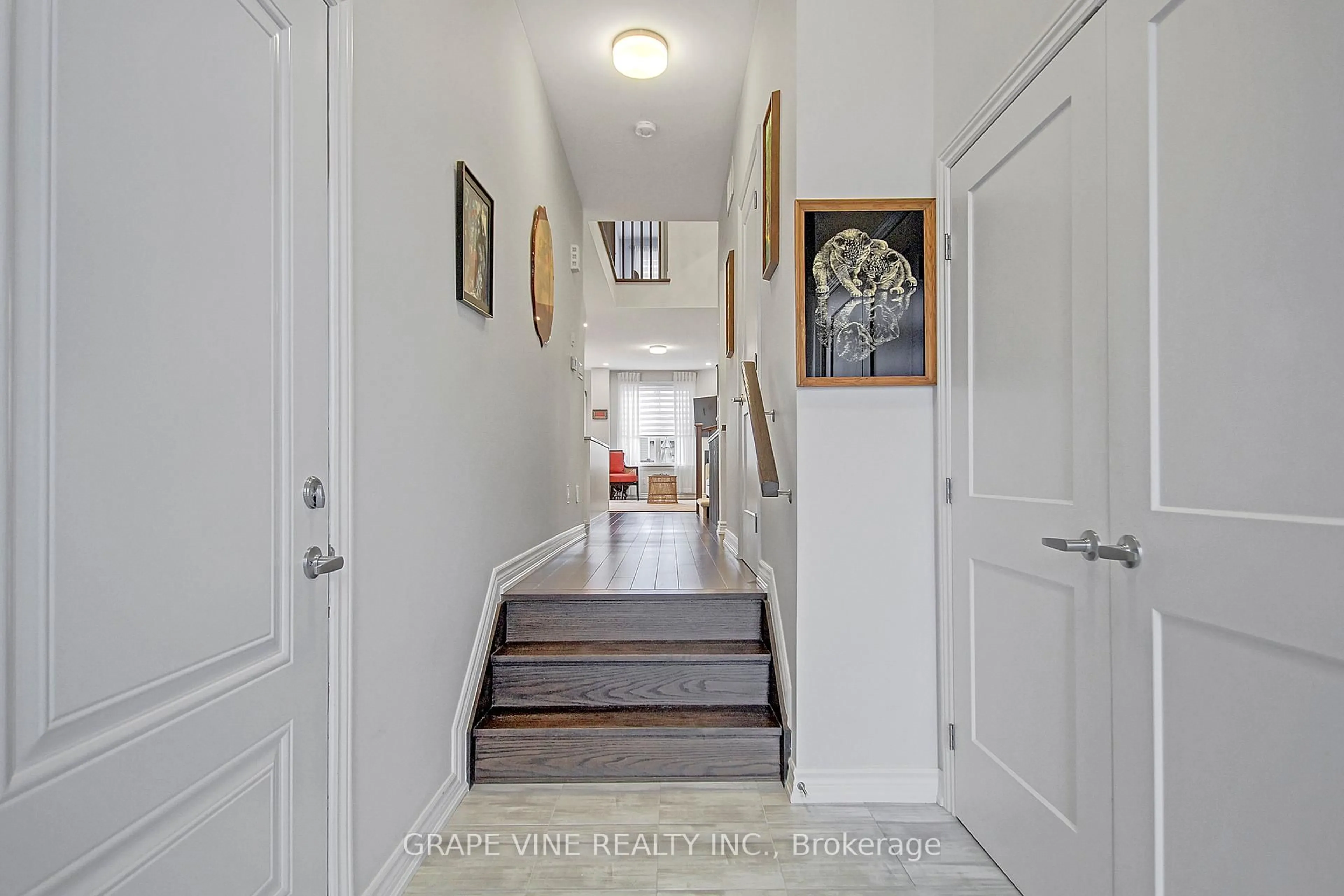 Indoor foyer for 4836 ABBOTT St, Ottawa Ontario K2V 0L4