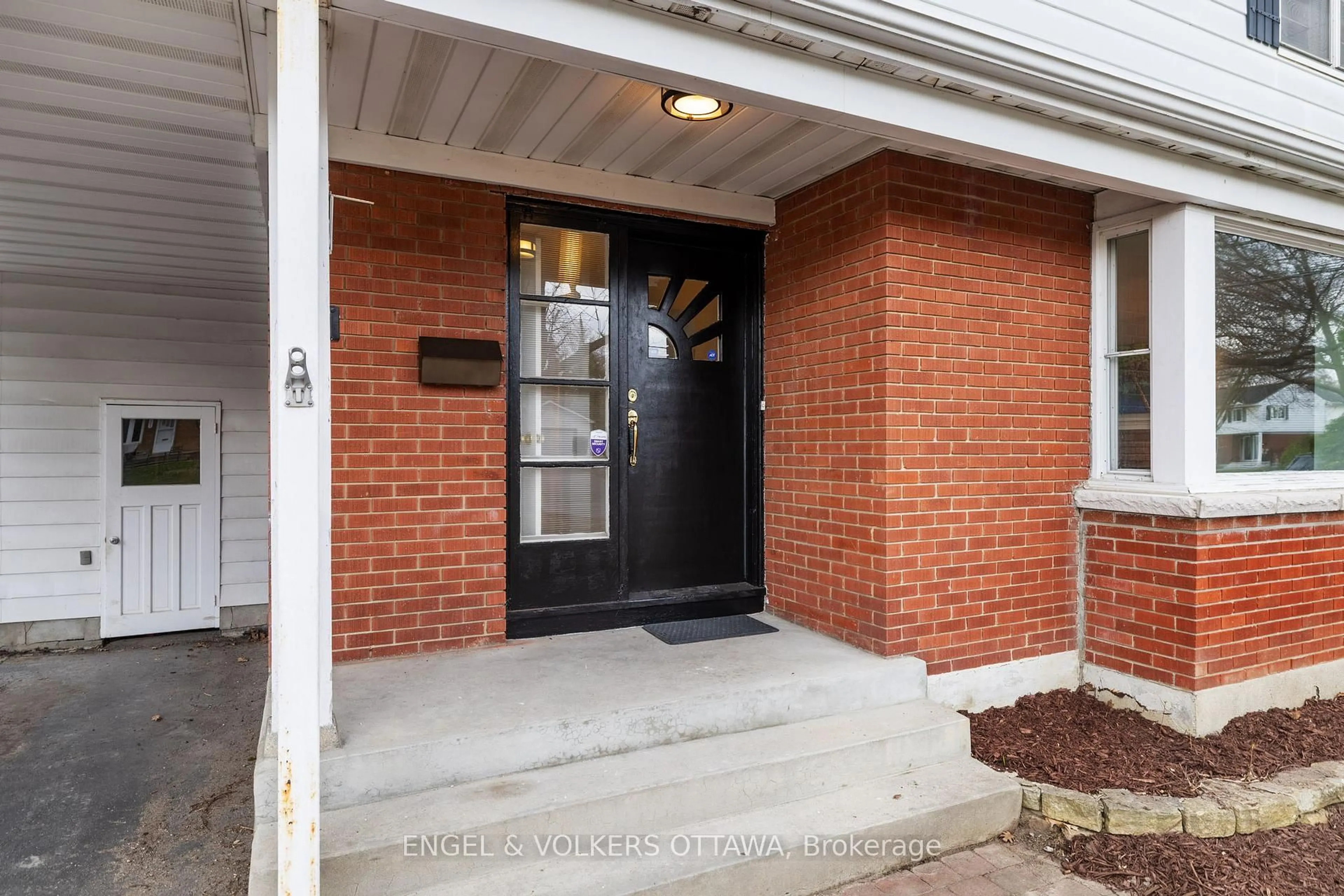 Indoor entryway for 2124 Blossom Dr, Ottawa Ontario K1H 6G8