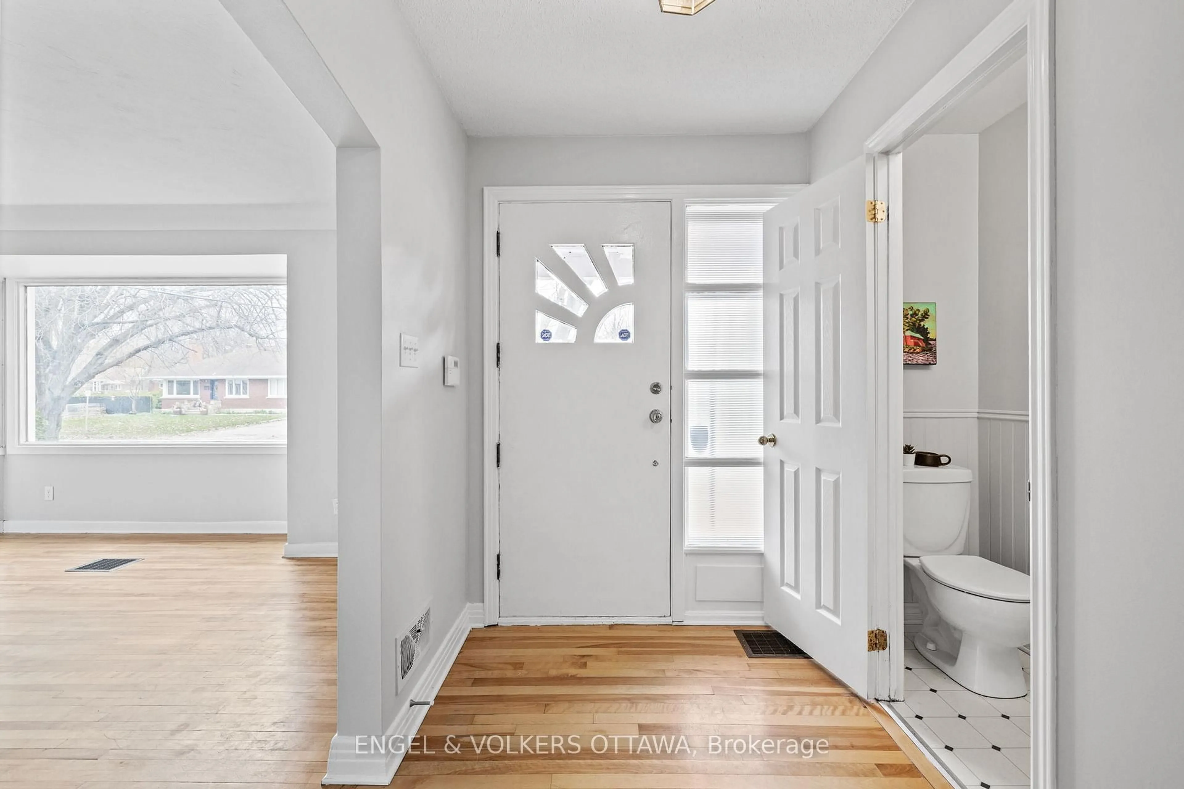 Indoor entryway for 2124 Blossom Dr, Ottawa Ontario K1H 6G8