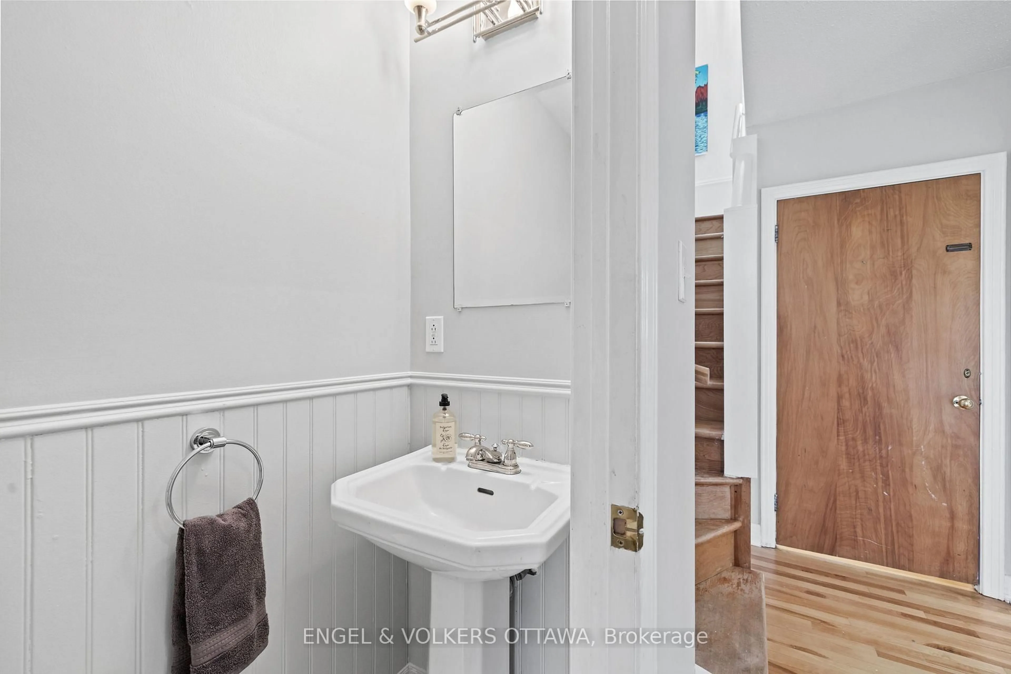 Standard bathroom, ceramic/tile floor for 2124 Blossom Dr, Ottawa Ontario K1H 6G8