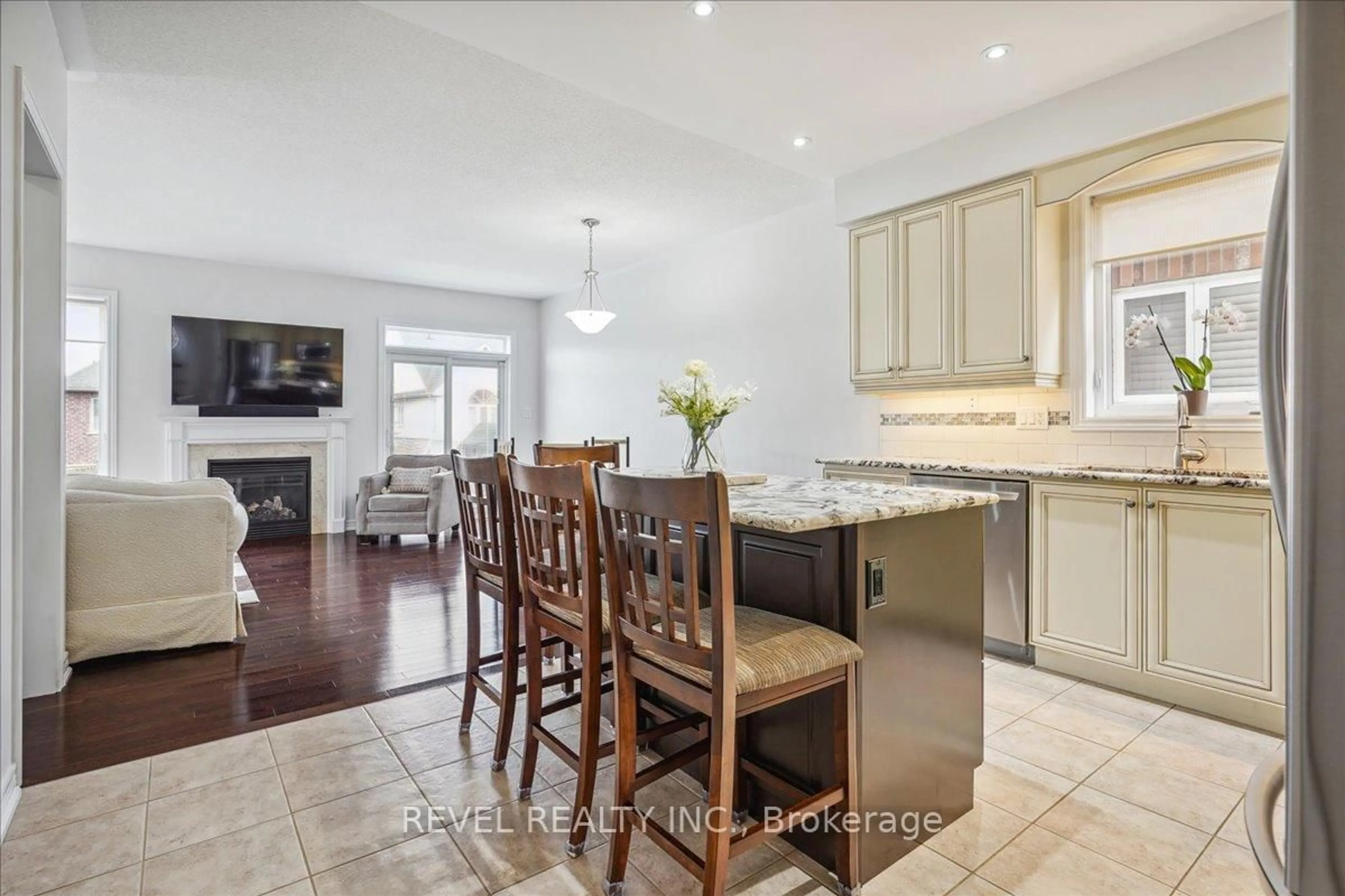 Open concept kitchen, ceramic/tile floor for 68 Galloway Tr, Welland Ontario L3B 6G5