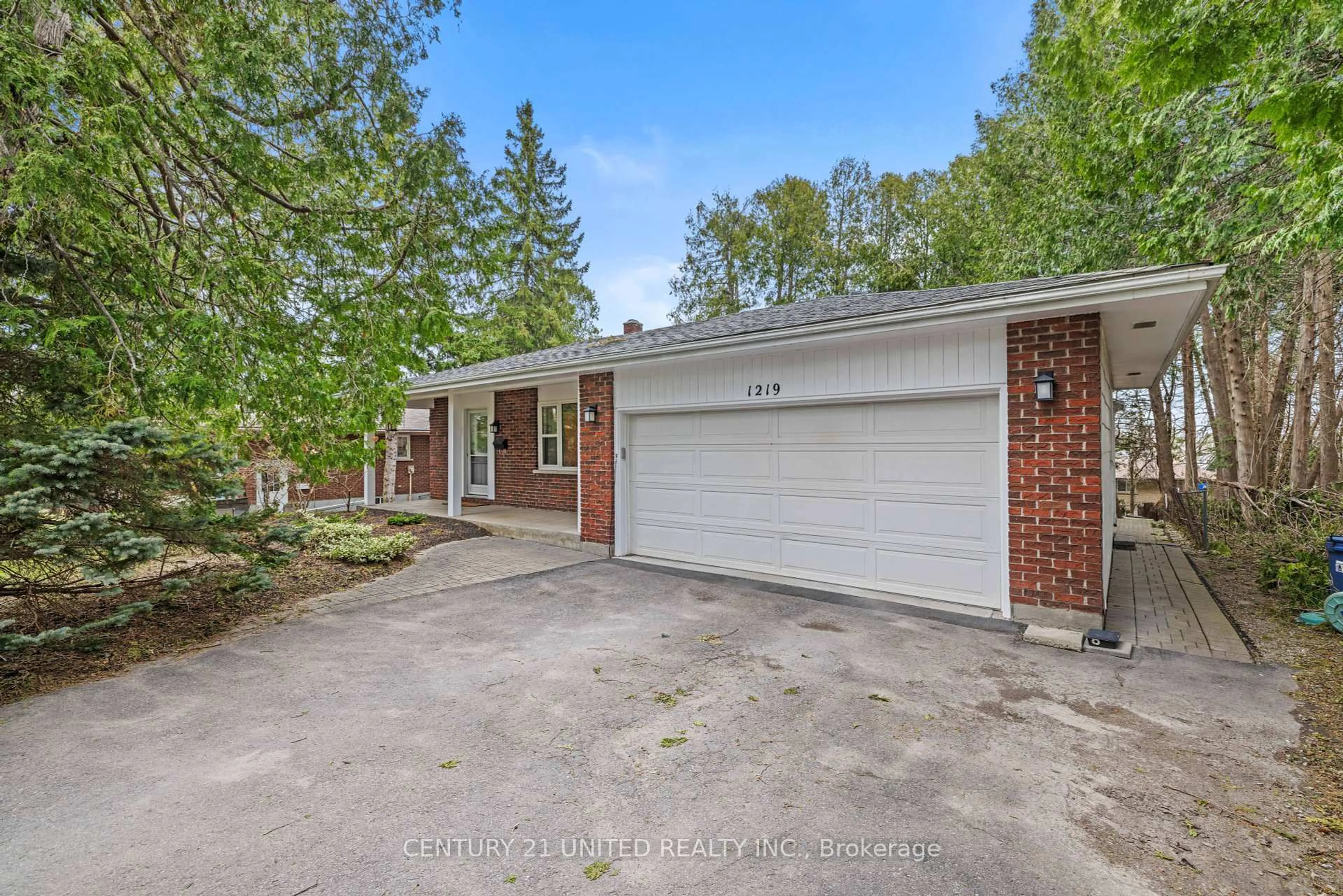 A pic from outside/outdoor area/front of a property/back of a property/a pic from drone, street for 1219 Bridle Dr, Peterborough West Ontario K9J 7J7