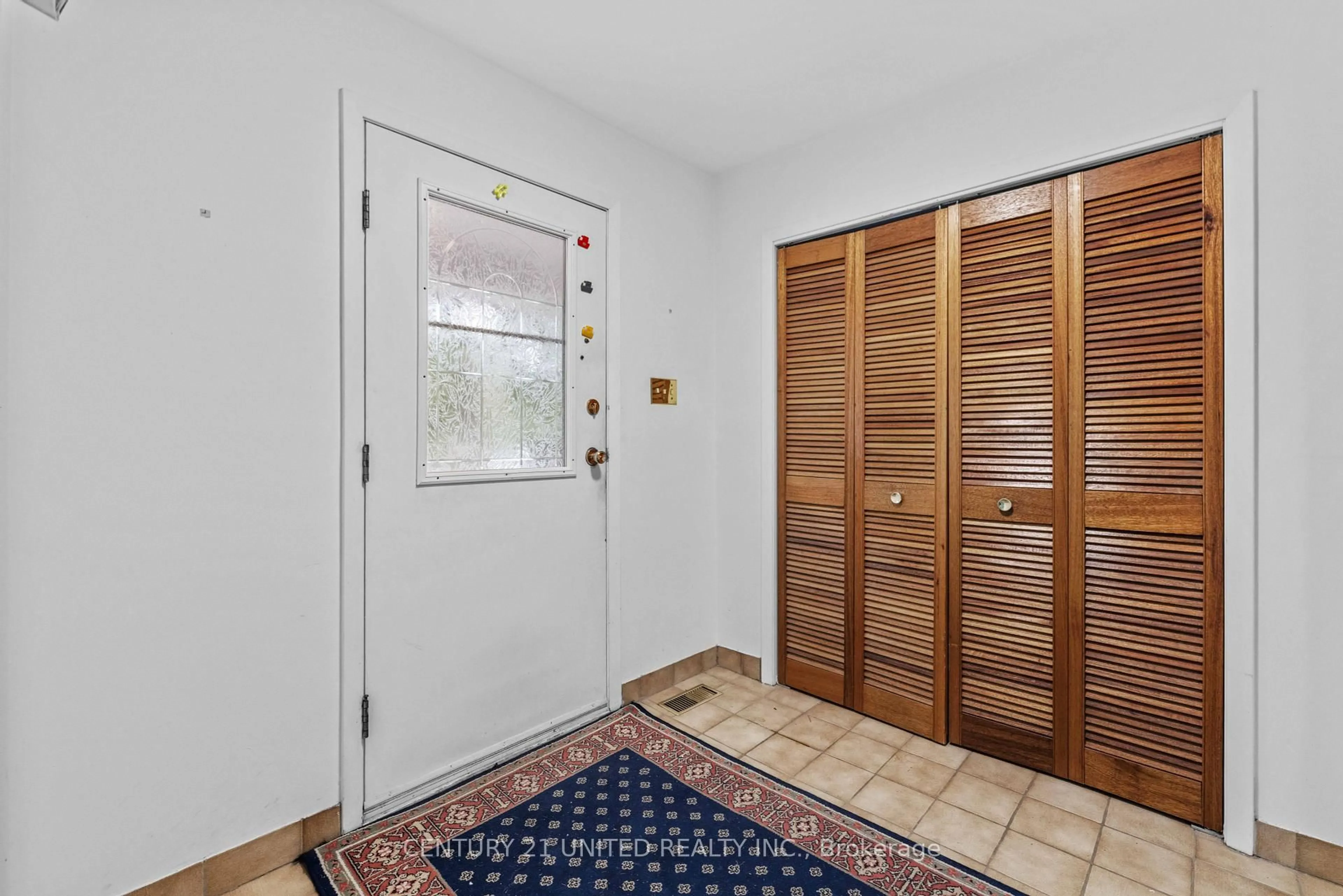 Indoor entryway for 1219 Bridle Dr, Peterborough West Ontario K9J 7J7