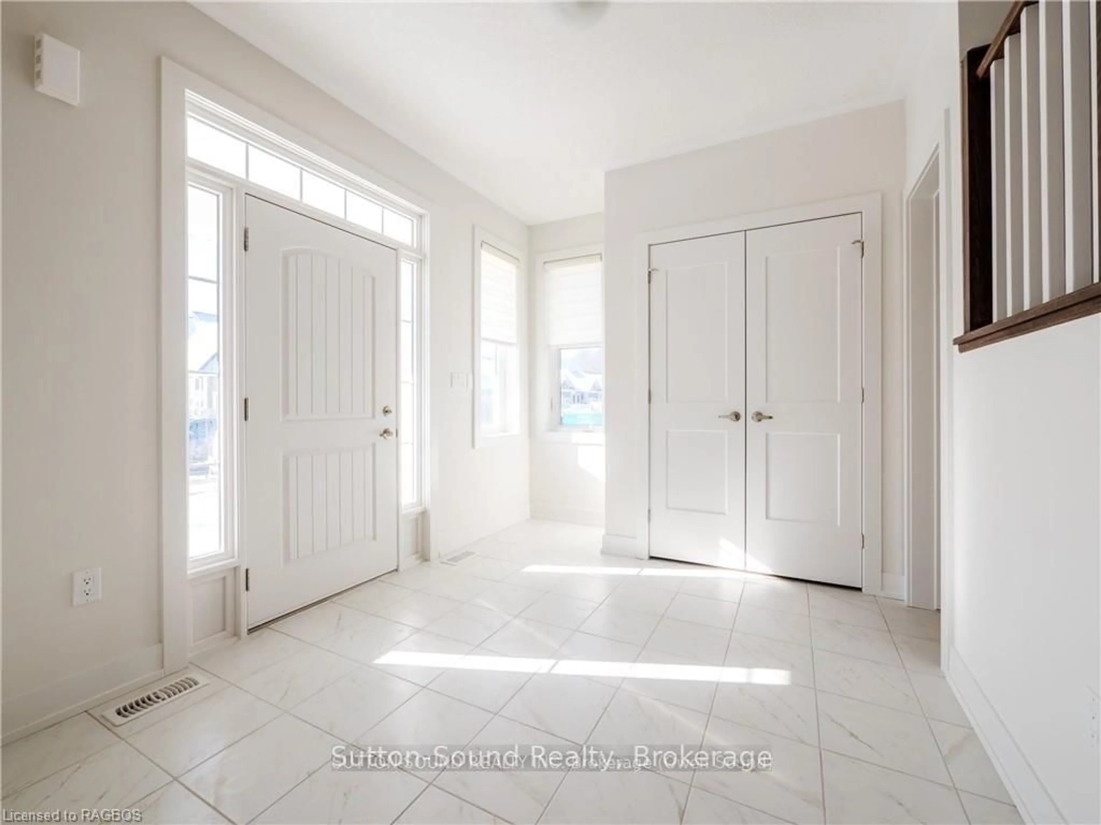 Indoor entryway for 301 SANDPIPER Lane, Georgian Bluffs Ontario N0H 1S0