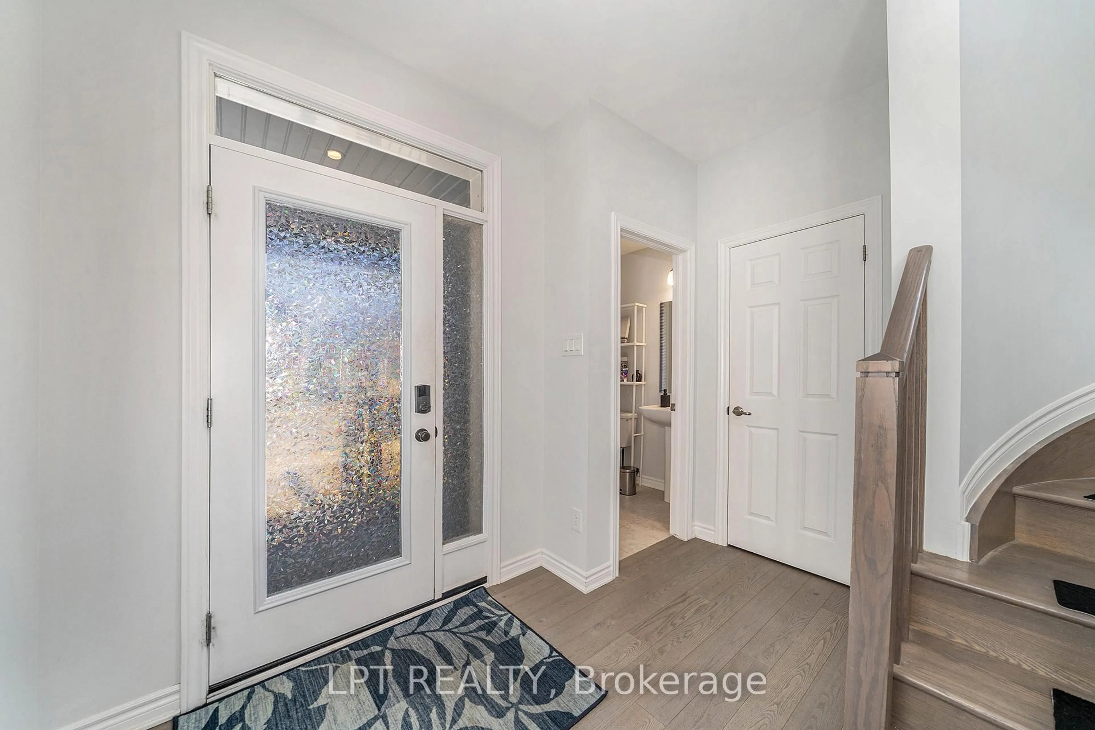 Indoor entryway for 613 Perseus Ave, Ottawa Ontario K2J 6S7