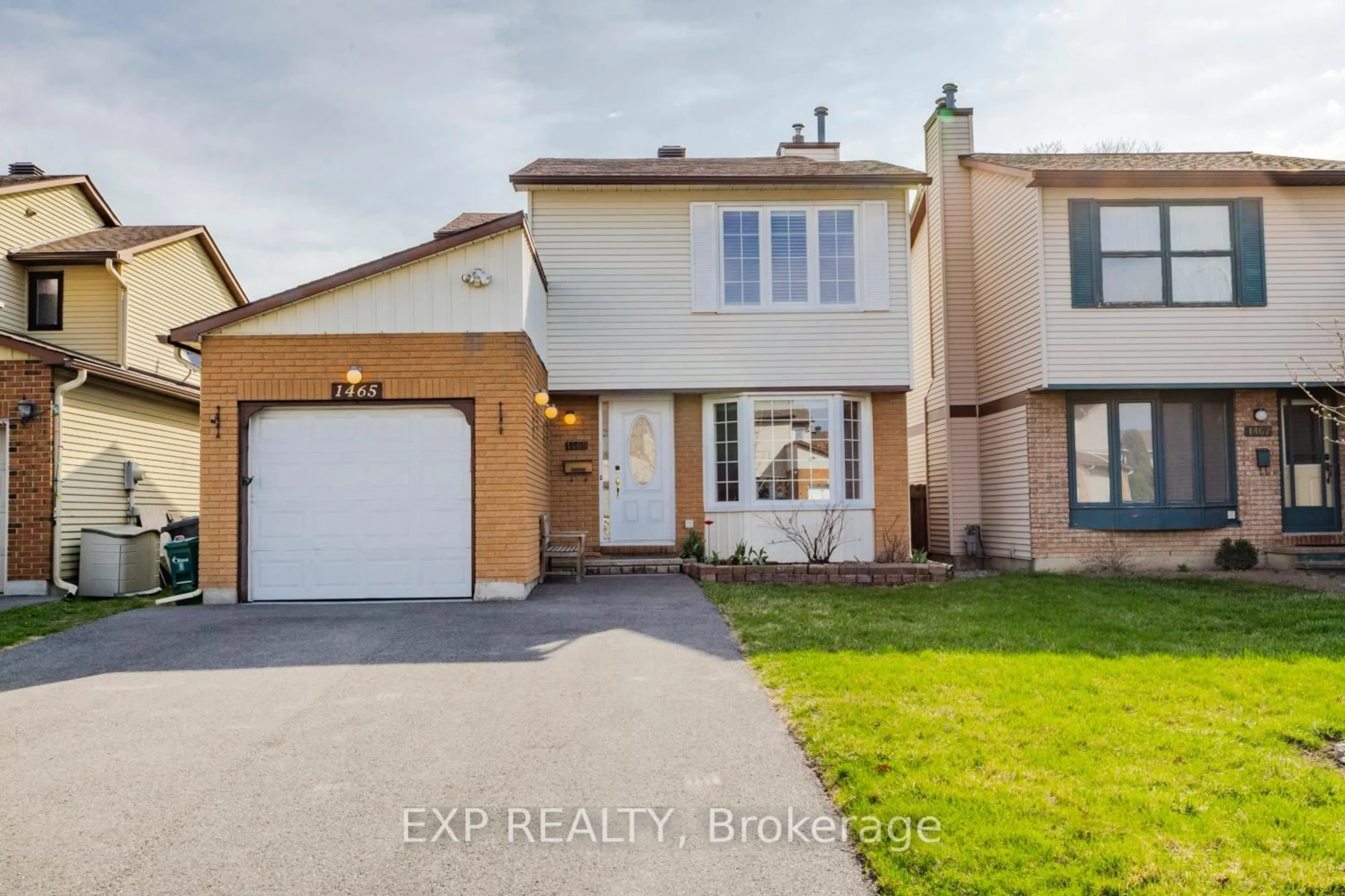 A pic from outside/outdoor area/front of a property/back of a property/a pic from drone, street for 1465 Bradshaw Cres, Ottawa Ontario K1B 5G1