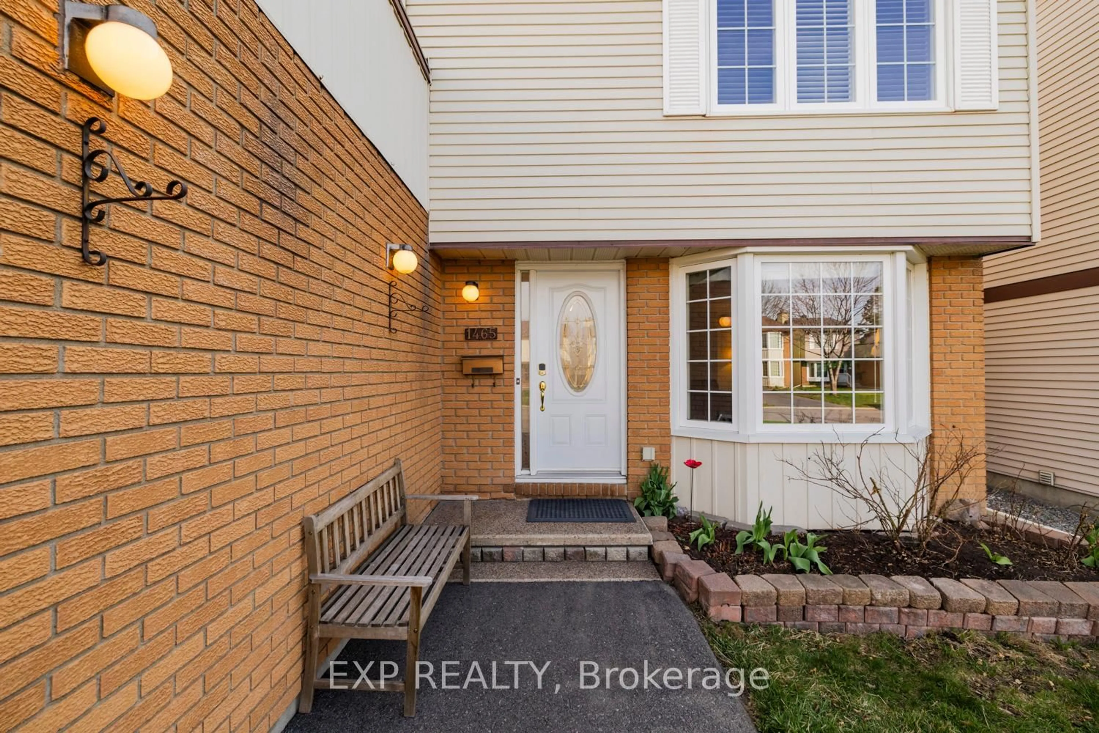 Indoor entryway for 1465 Bradshaw Cres, Ottawa Ontario K1B 5G1