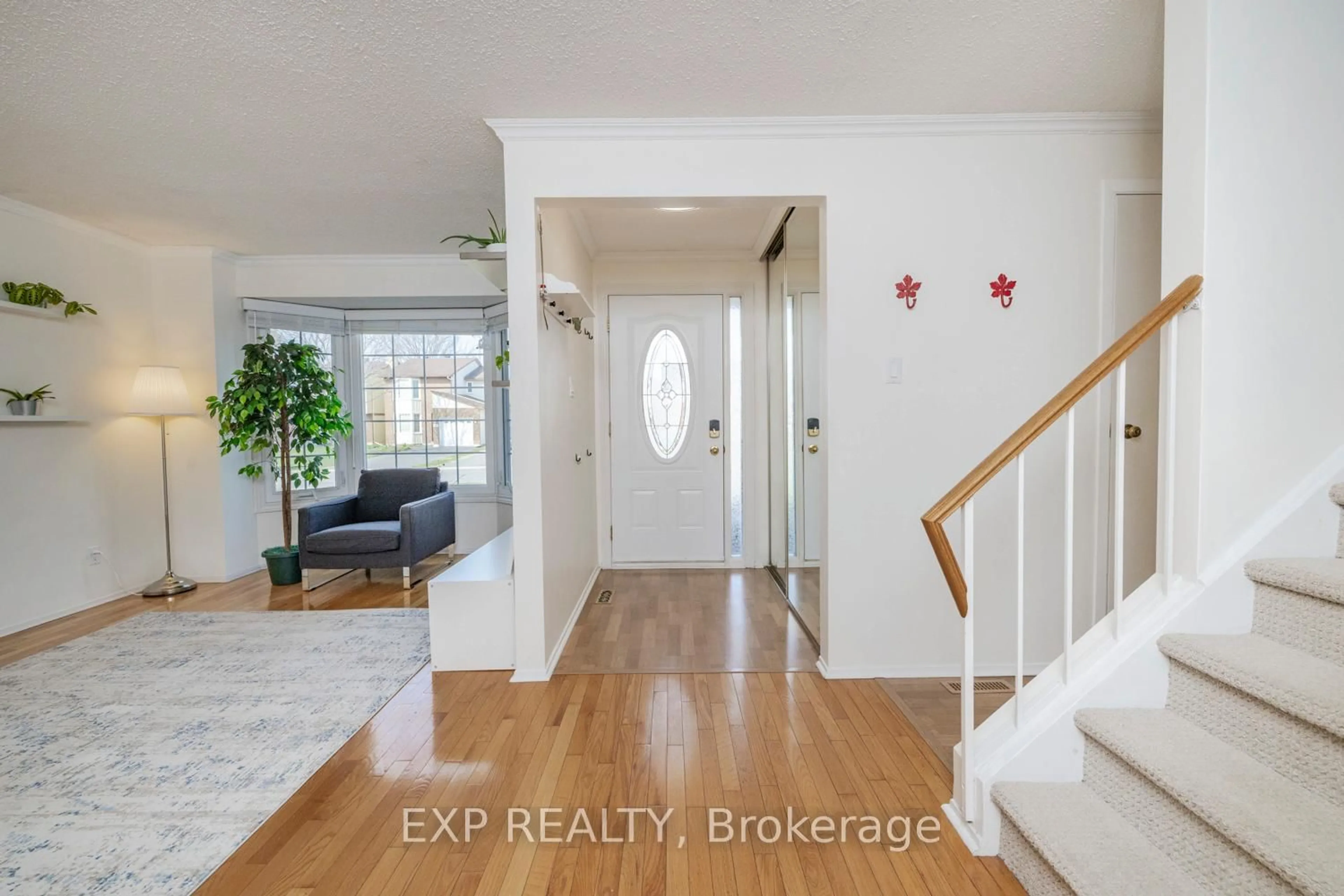 Indoor entryway for 1465 Bradshaw Cres, Ottawa Ontario K1B 5G1