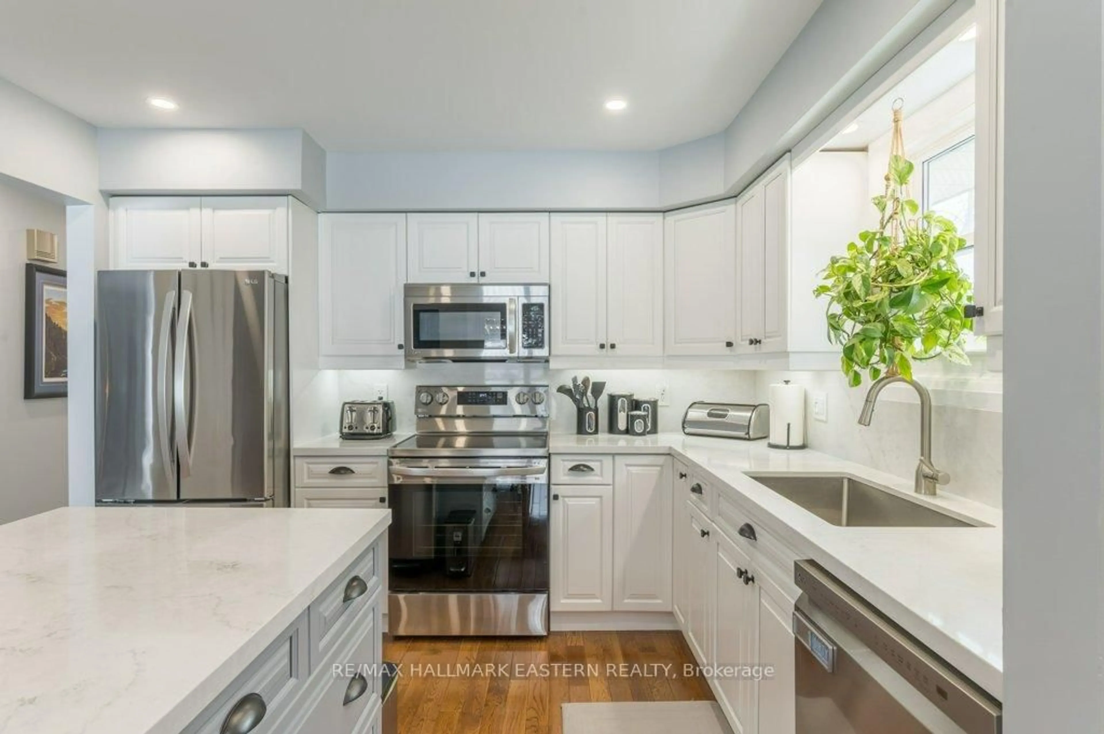 Open concept kitchen, ceramic/tile floor for 270 Sherin Ave, Peterborough South Ontario K9J 1B6
