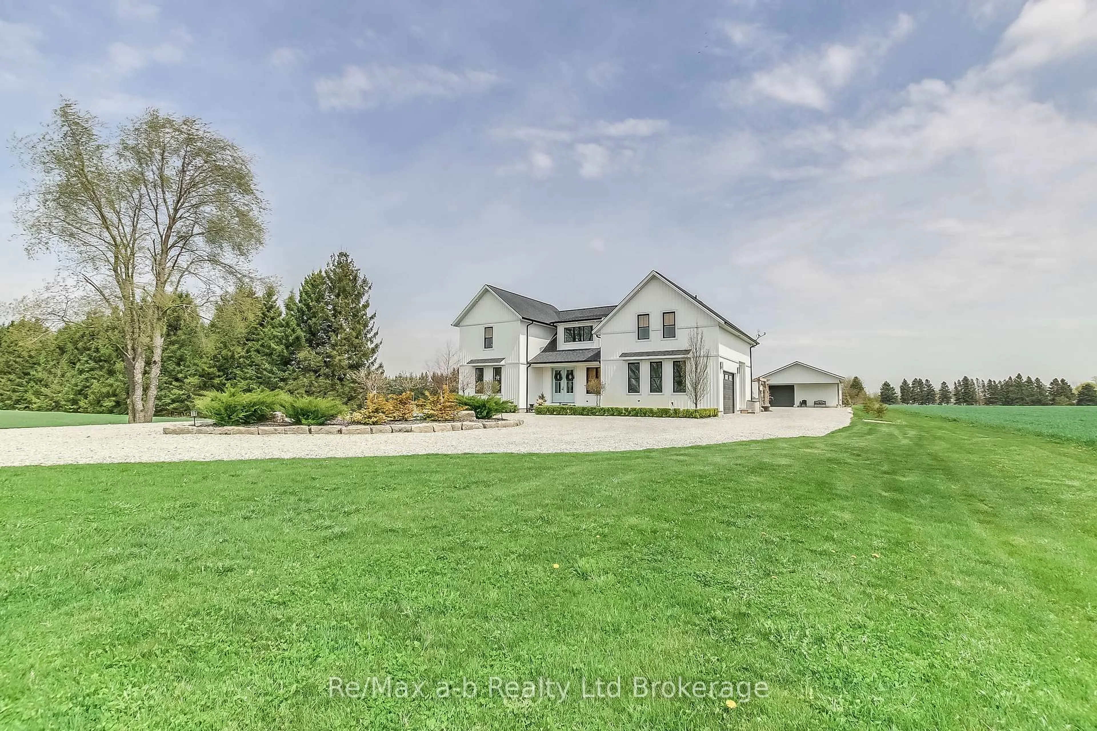 A pic from outside/outdoor area/front of a property/back of a property/a pic from drone, unknown for 3246 Swimming Pool Rd, Norwich Ontario N0J 1R0