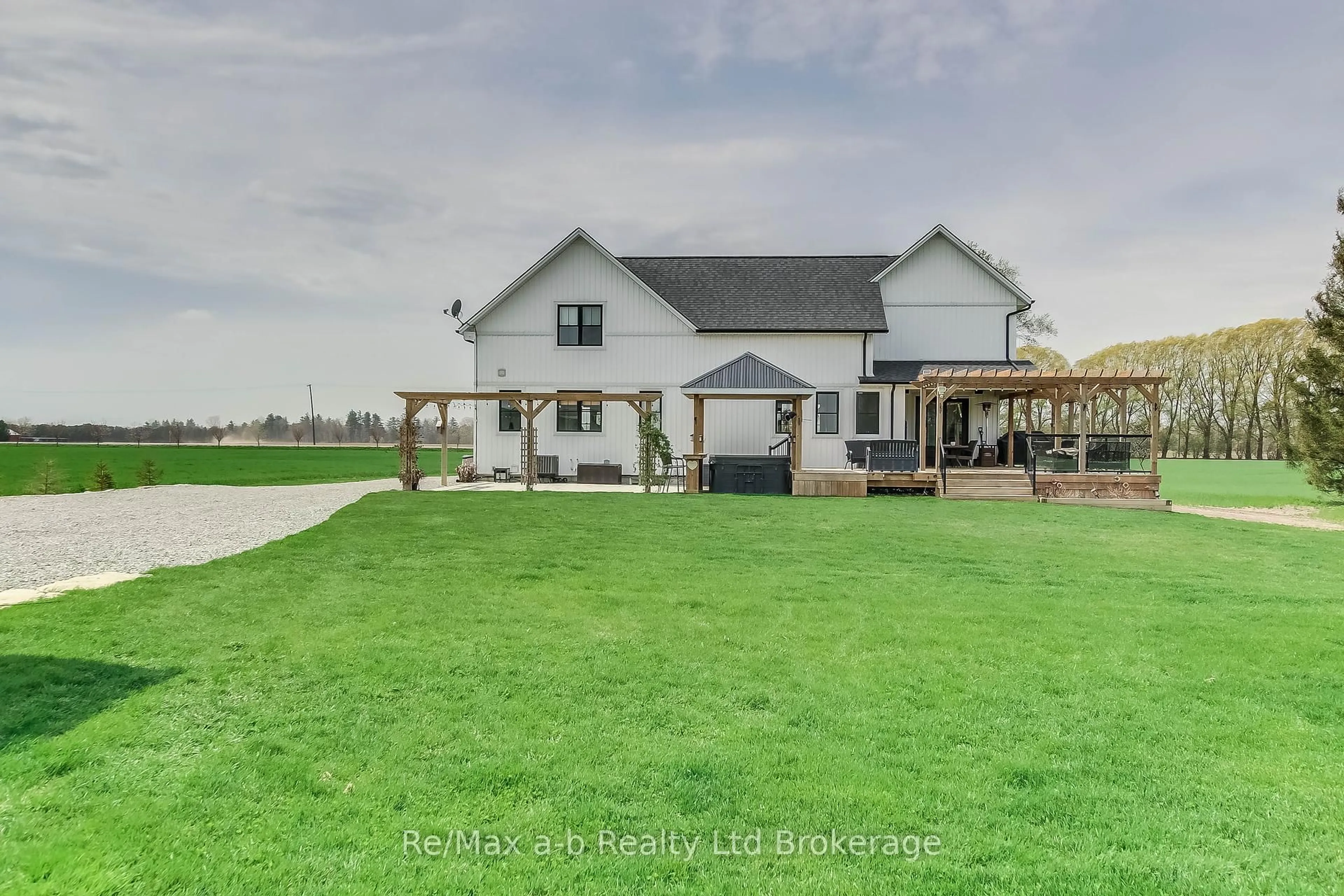 A pic from outside/outdoor area/front of a property/back of a property/a pic from drone, unknown for 3246 Swimming Pool Rd, Norwich Ontario N0J 1R0