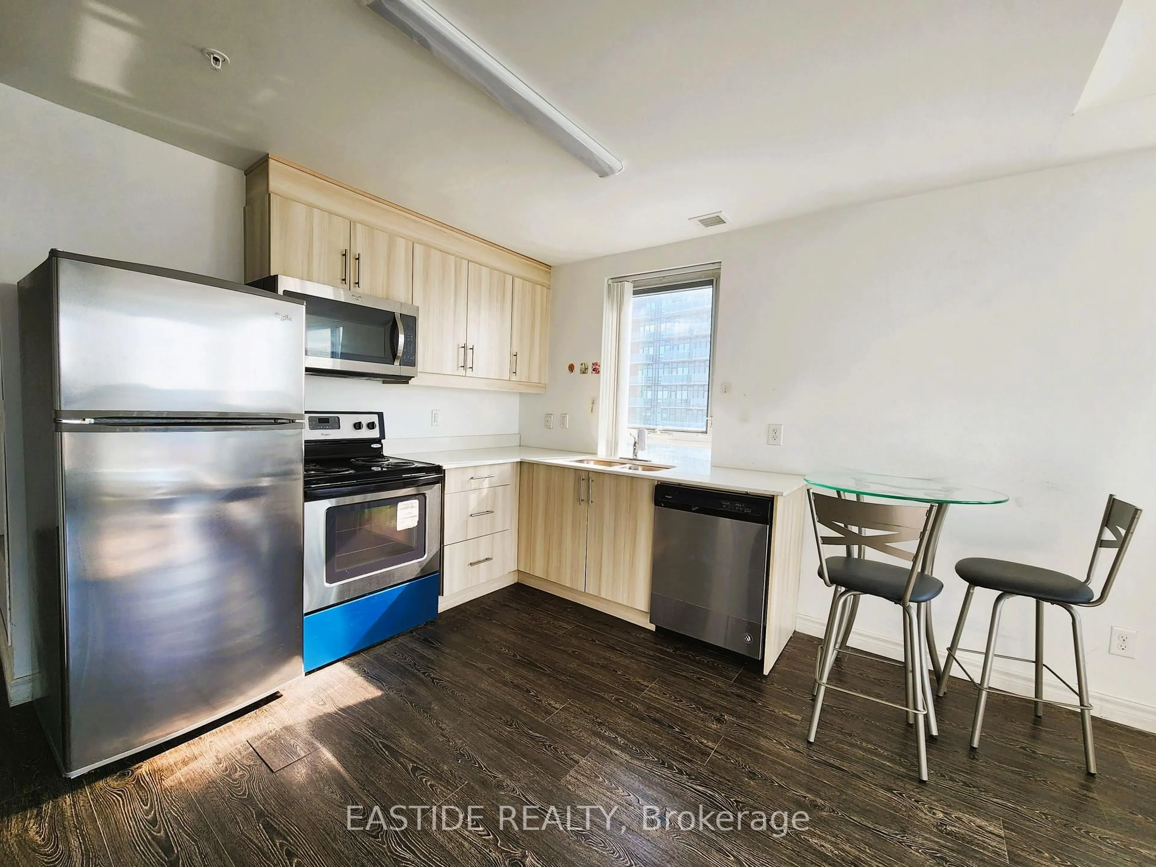 Standard kitchen, wood/laminate floor for 158 King St #1805, Waterloo Ontario N2J 2Y2