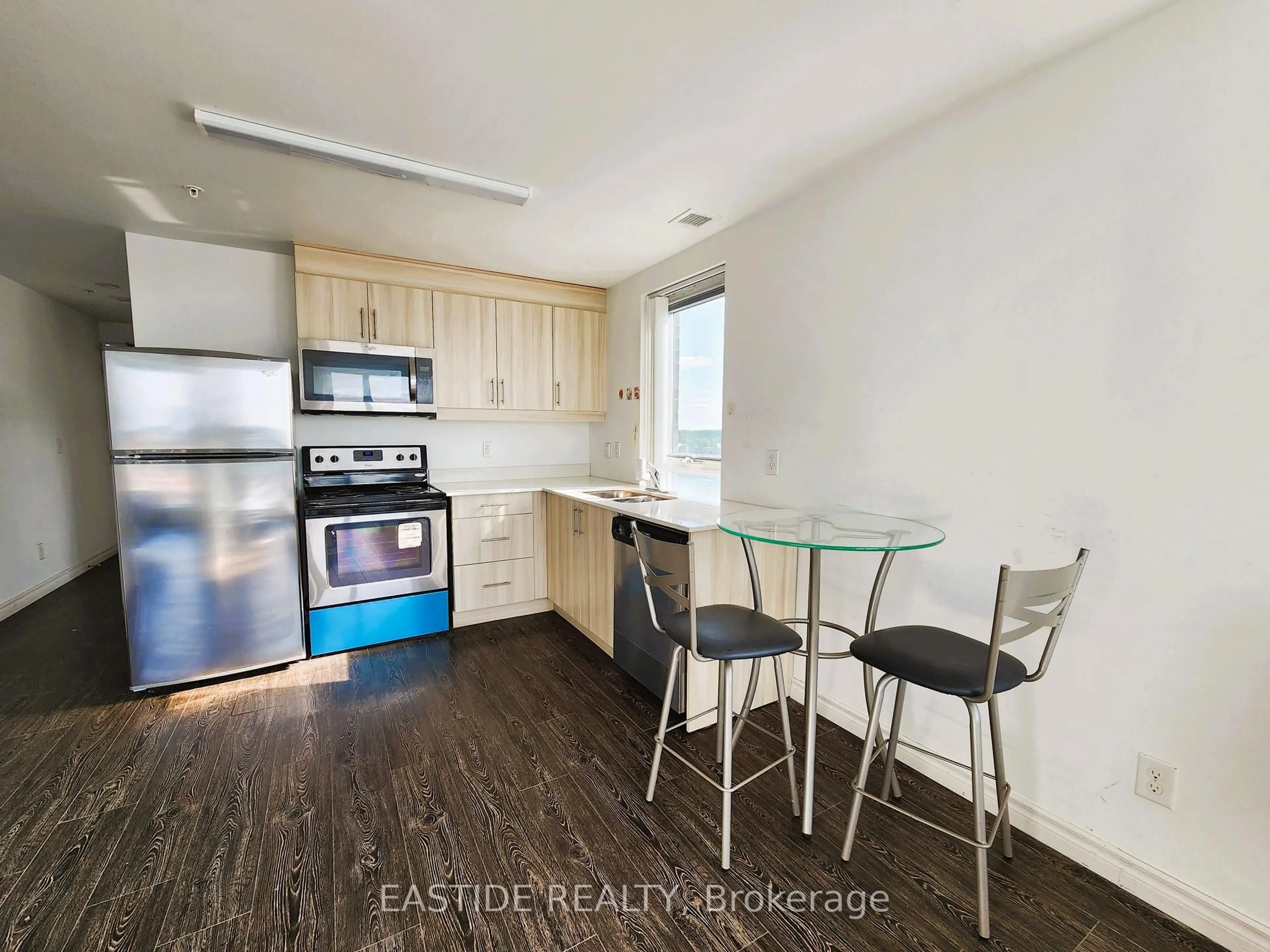 Standard kitchen, wood/laminate floor for 158 King St #1805, Waterloo Ontario N2J 2Y2