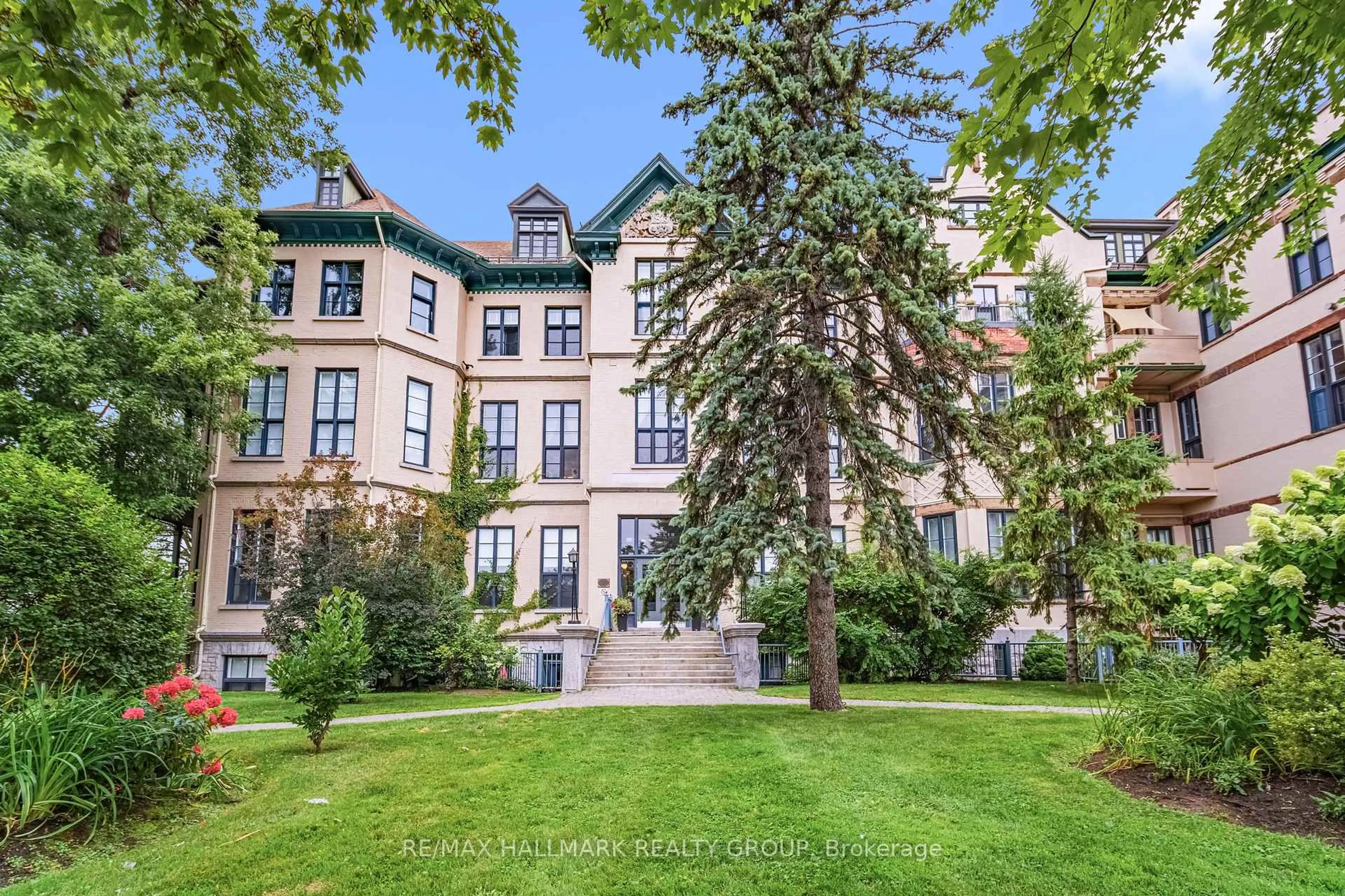 Patio, building for 589 Rideau St #502, Ottawa Ontario K1N 6A1