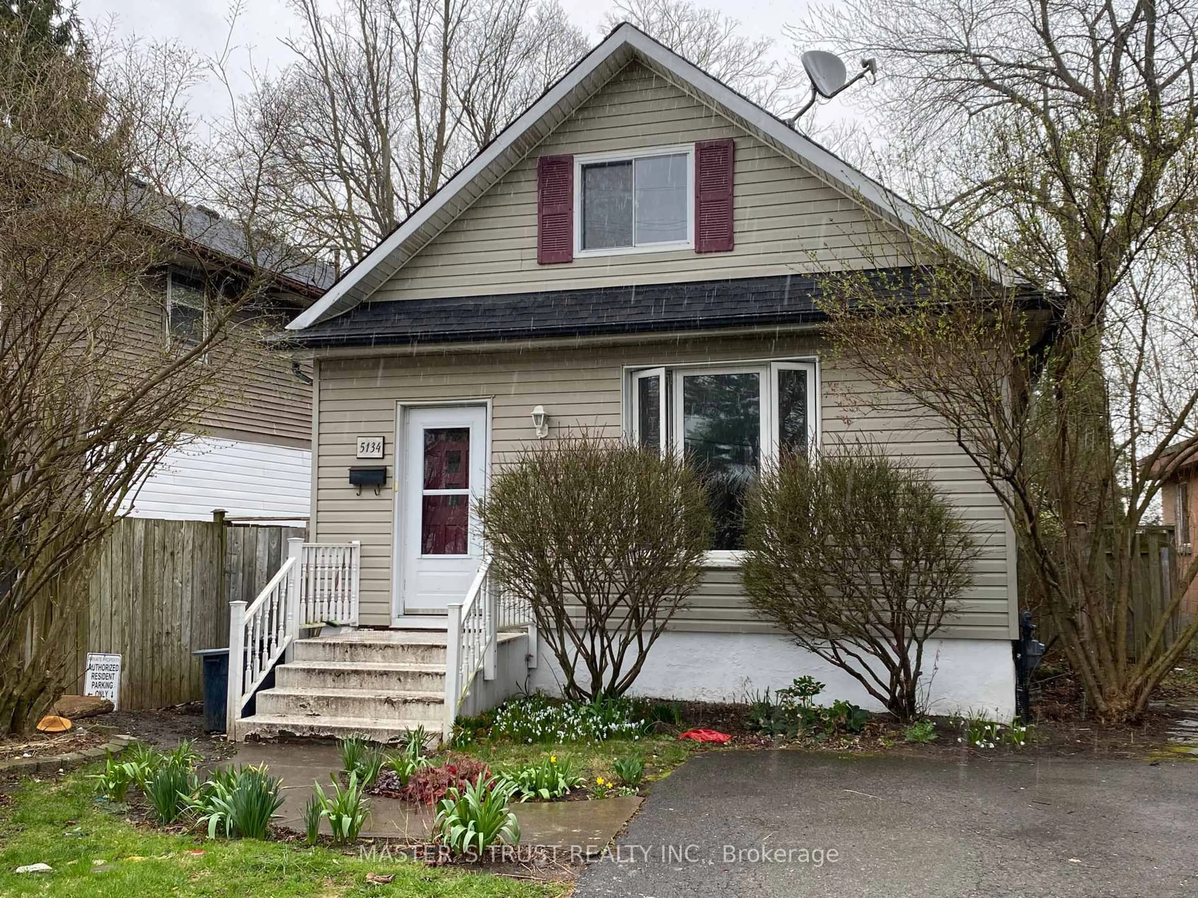 Home with vinyl exterior material, street for 5134 Ontario Ave, Niagara Falls Ontario L2E 3S2