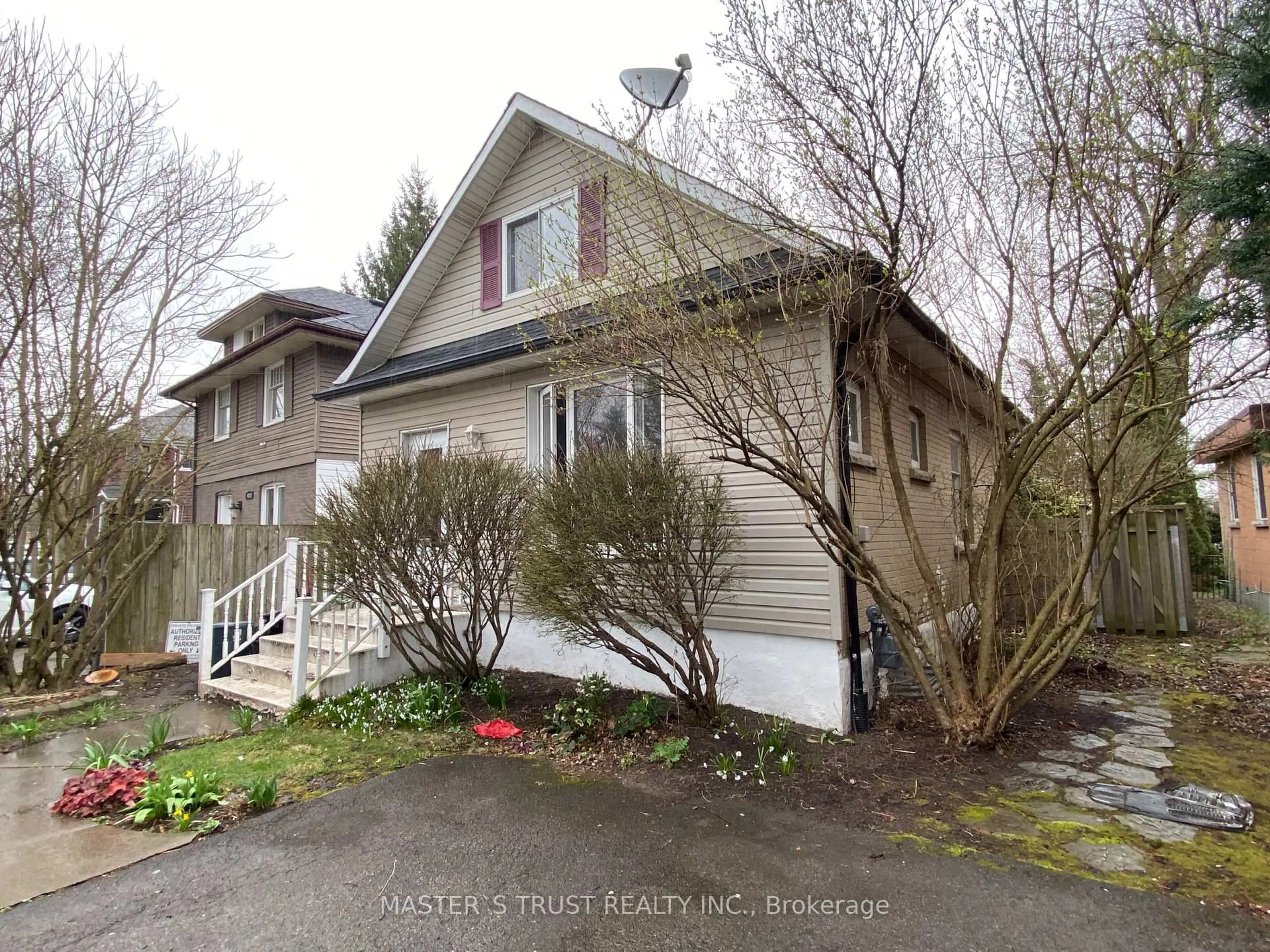 A pic from outside/outdoor area/front of a property/back of a property/a pic from drone, street for 5134 Ontario Ave, Niagara Falls Ontario L2E 3S2