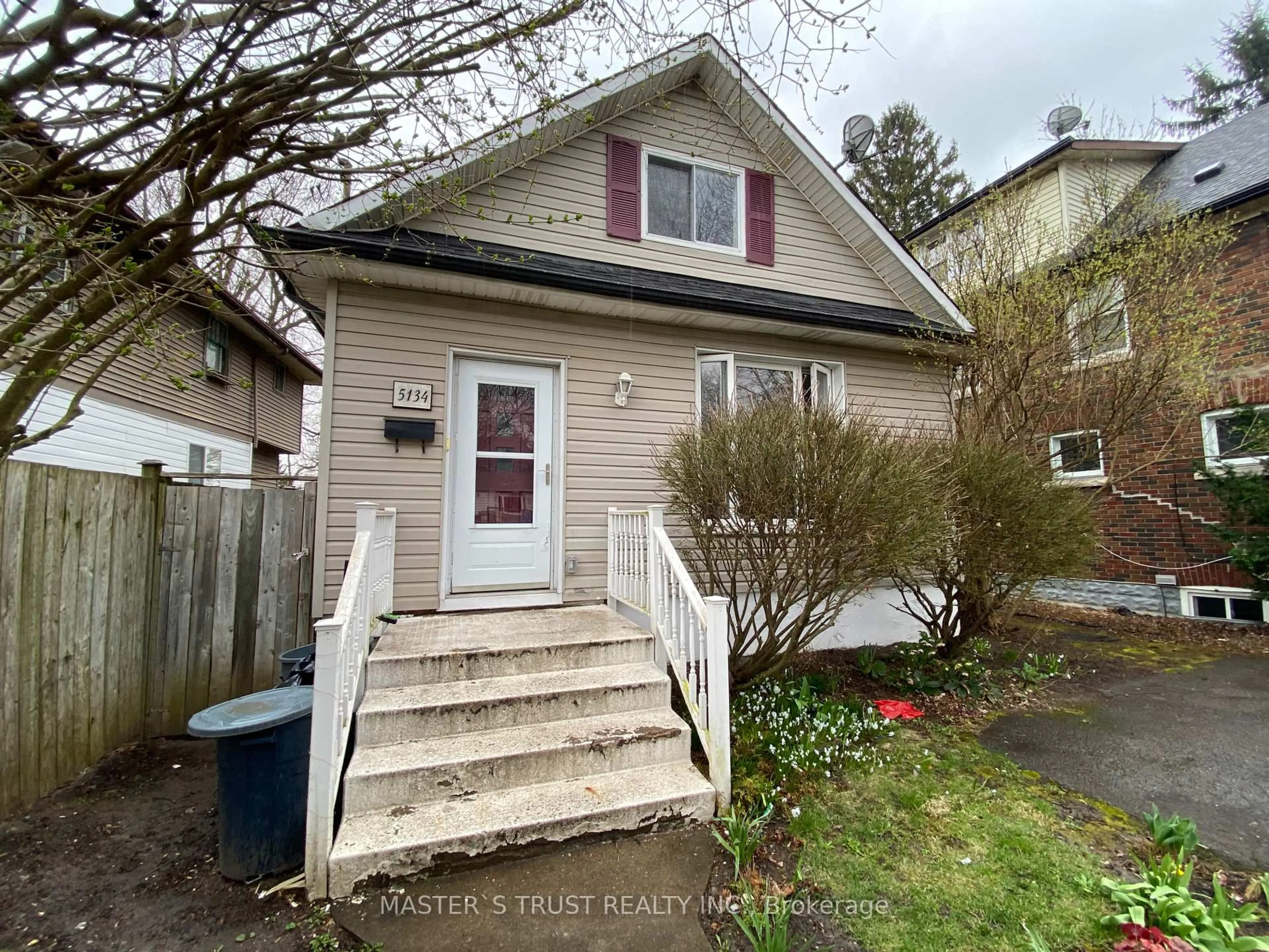 Home with vinyl exterior material, street for 5134 Ontario Ave, Niagara Falls Ontario L2E 3S2