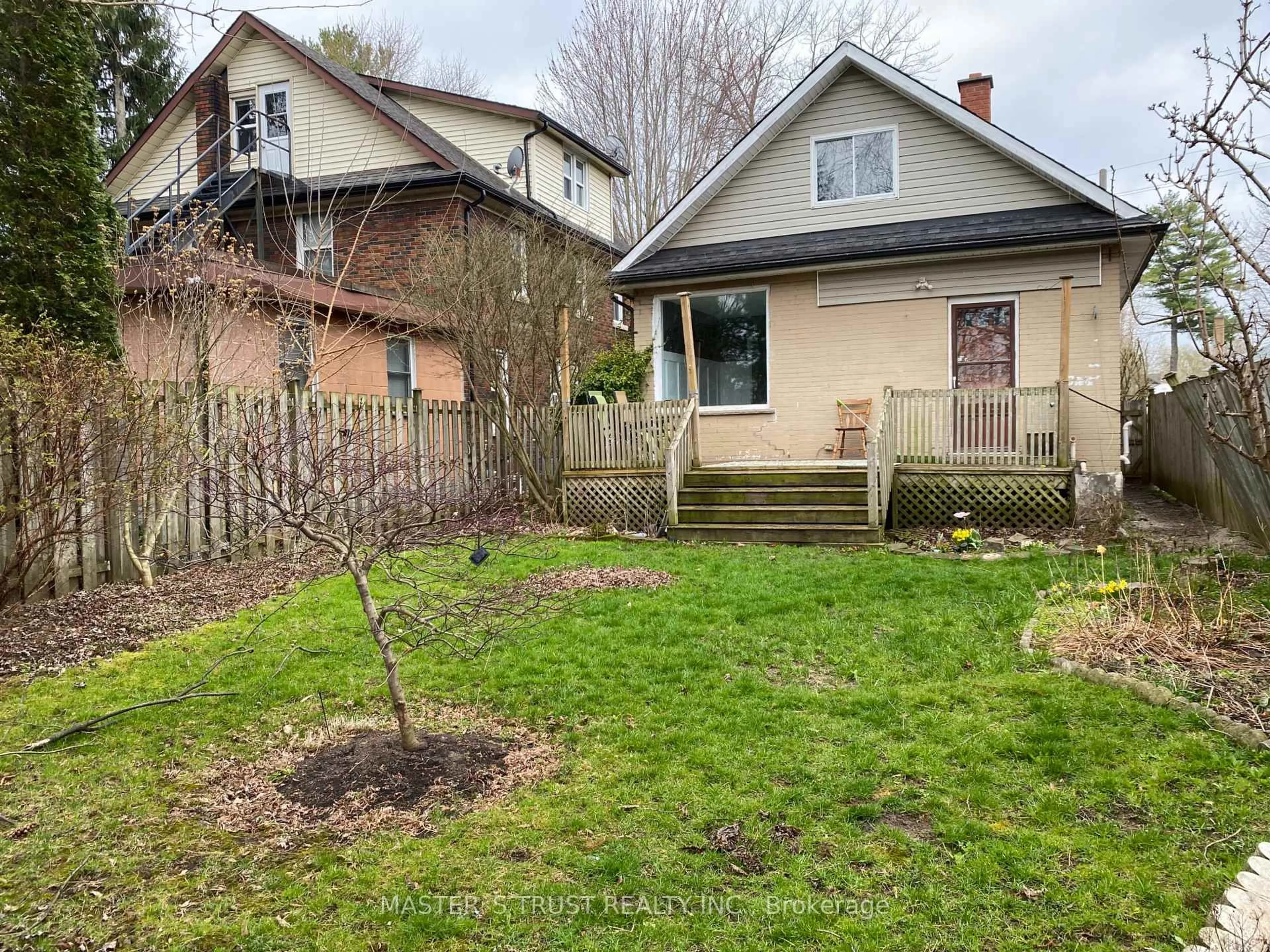A pic from outside/outdoor area/front of a property/back of a property/a pic from drone, street for 5134 Ontario Ave, Niagara Falls Ontario L2E 3S2