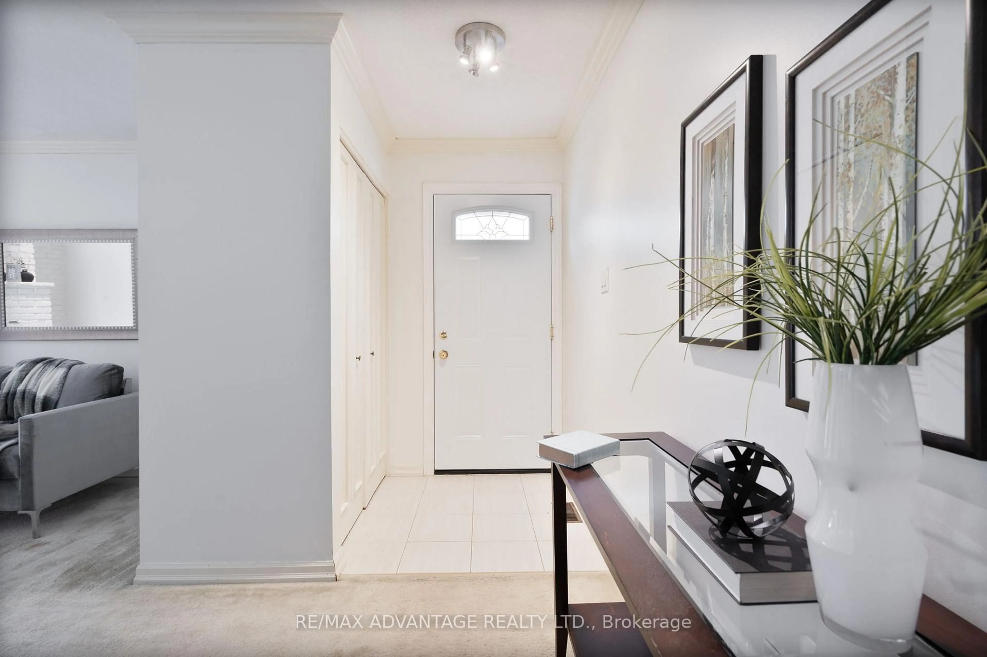 Indoor entryway for 247 Everglade Cres, London North Ontario N6H 4M7