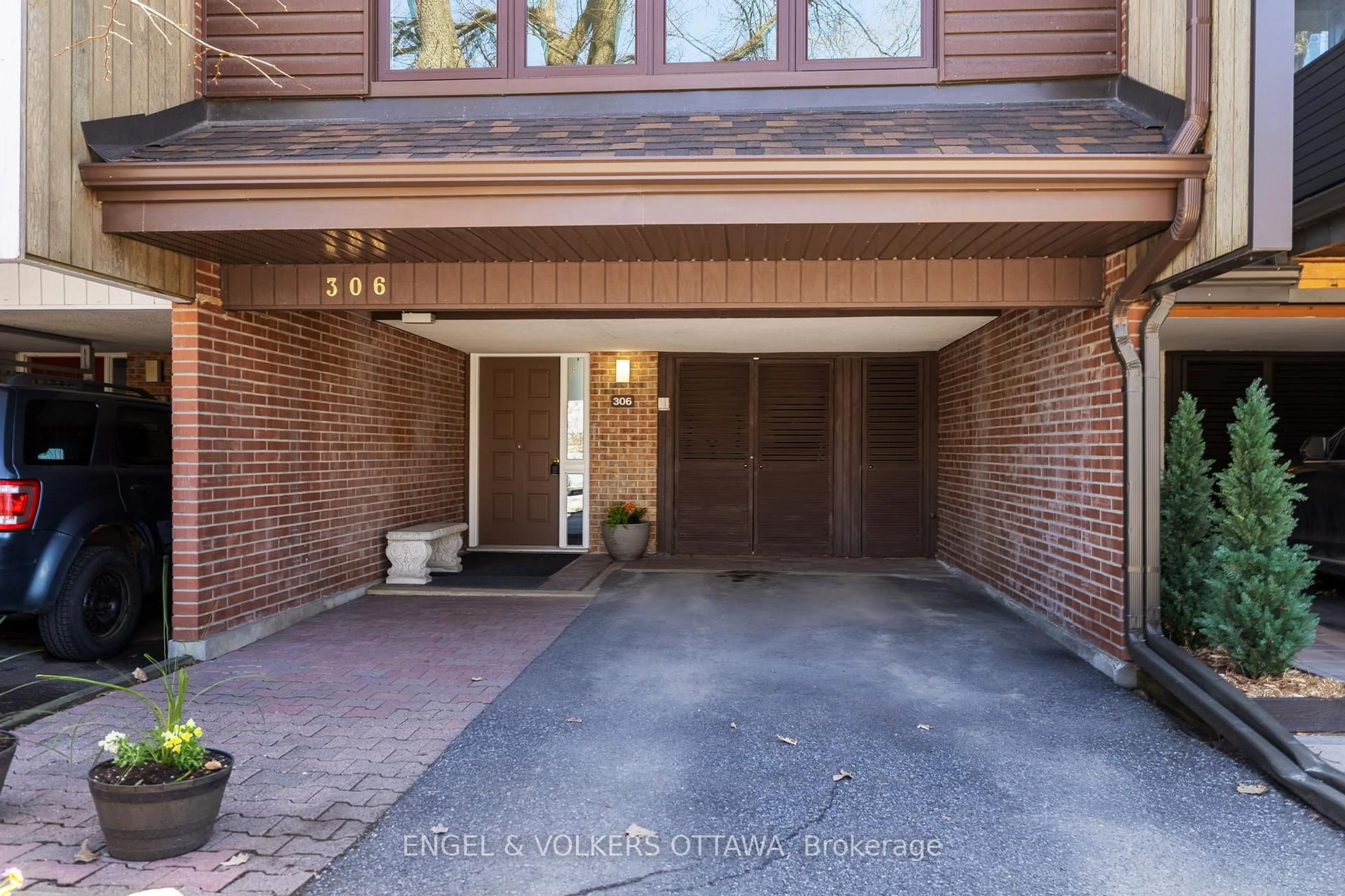 Unknown for 306 Cathcart St, Ottawa Ontario K1N 5C4