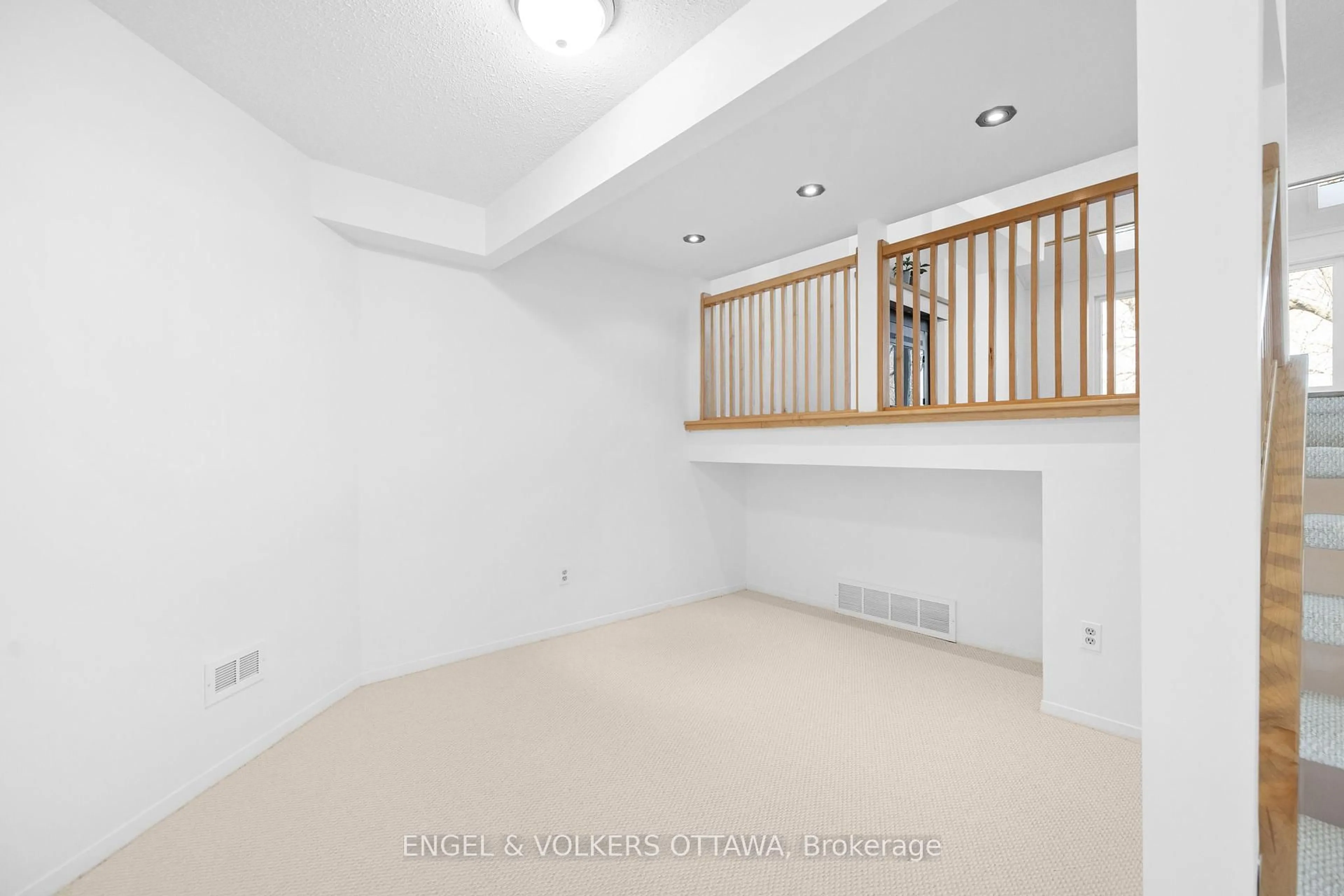 A pic of a room for 306 Cathcart St, Ottawa Ontario K1N 5C4