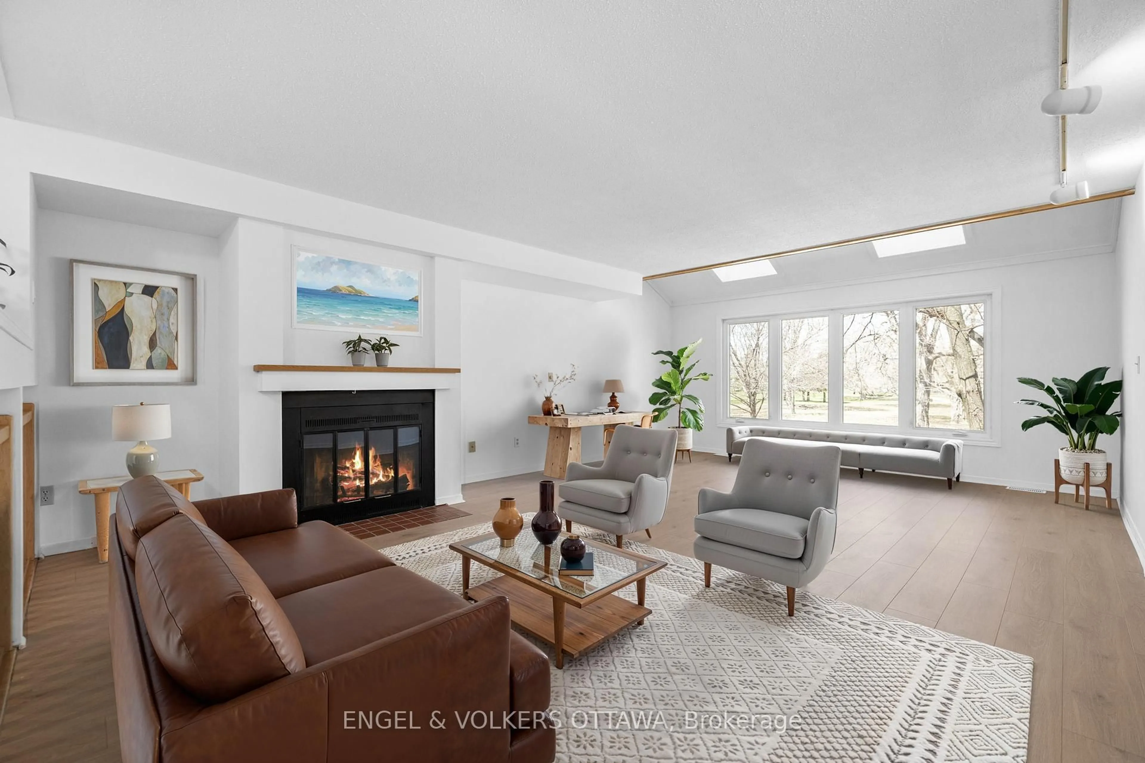 Living room with furniture, unknown for 306 Cathcart St, Ottawa Ontario K1N 5C4